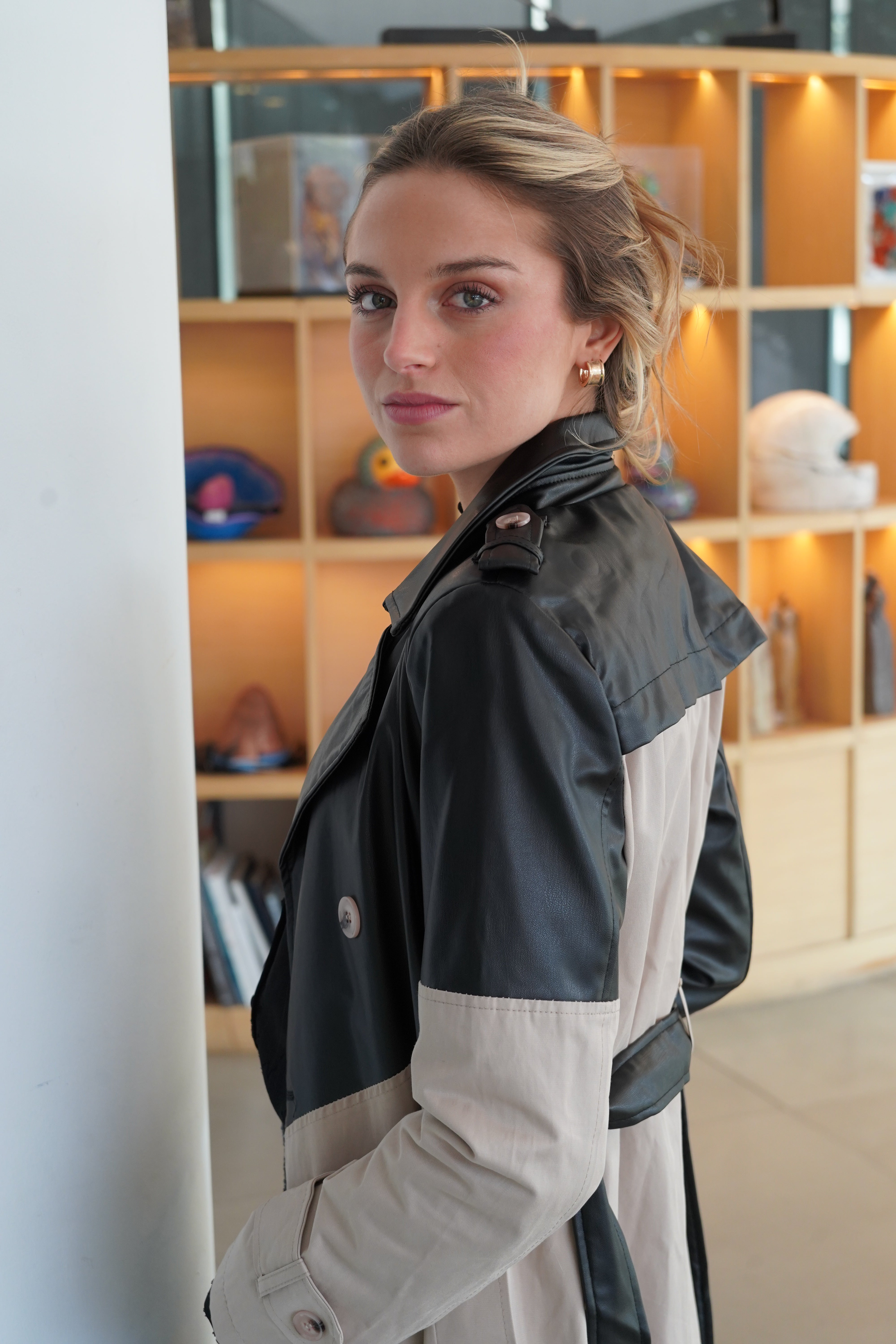 Trench largo con cinto doble textura ecocuero negro beige