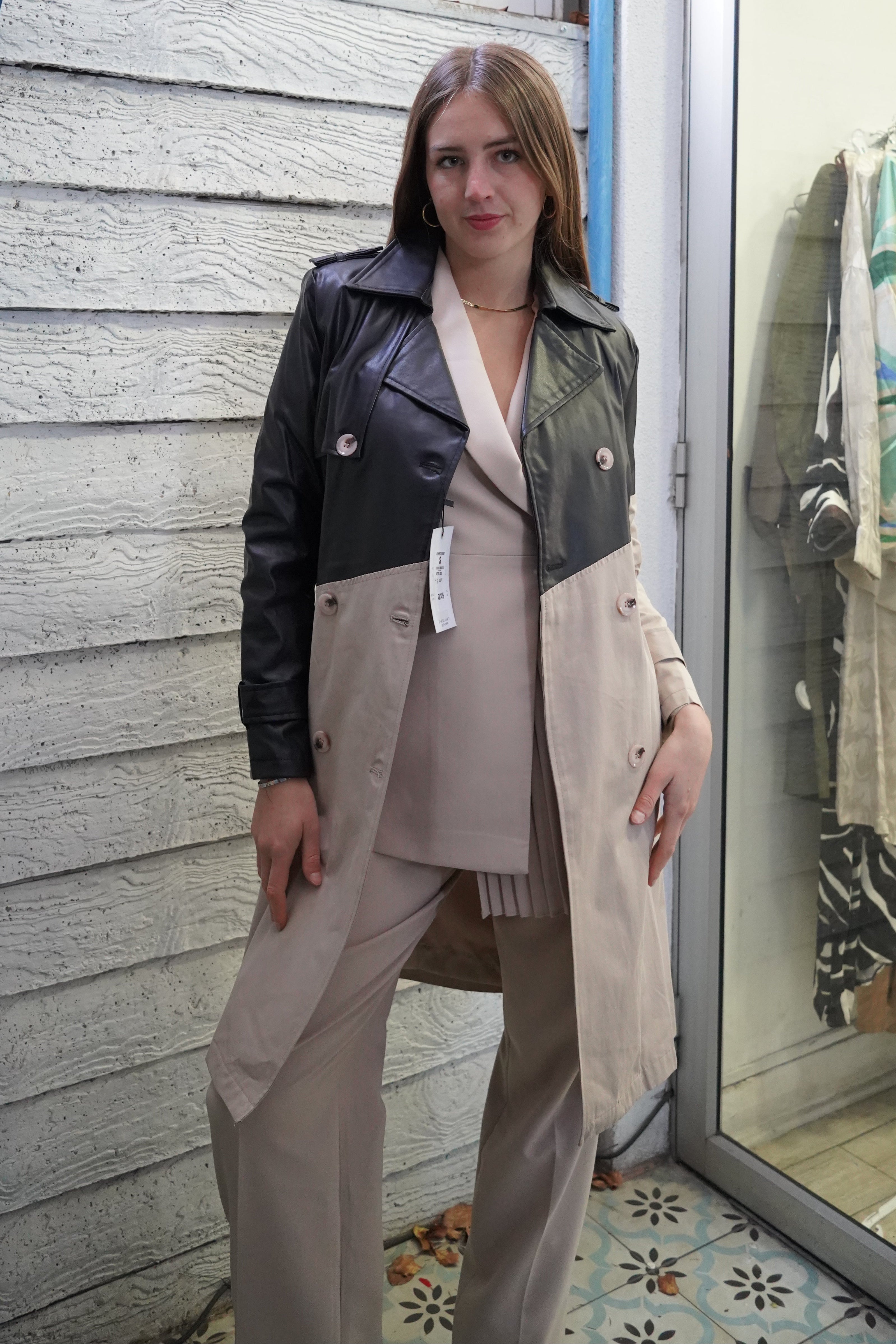 Trench largo con cinto doble textura ecocuero negro beige