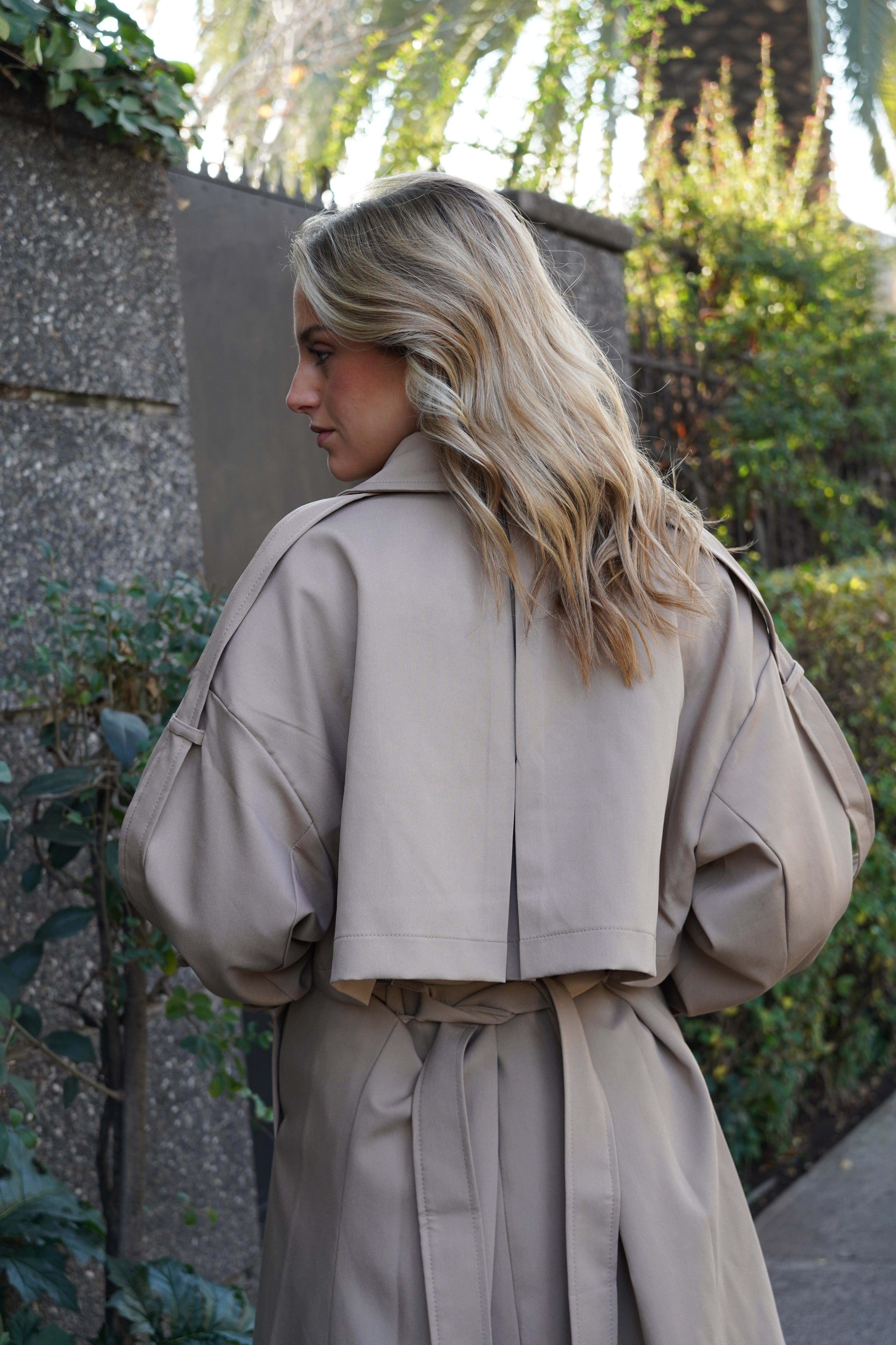 Trench largo con cinturón beige