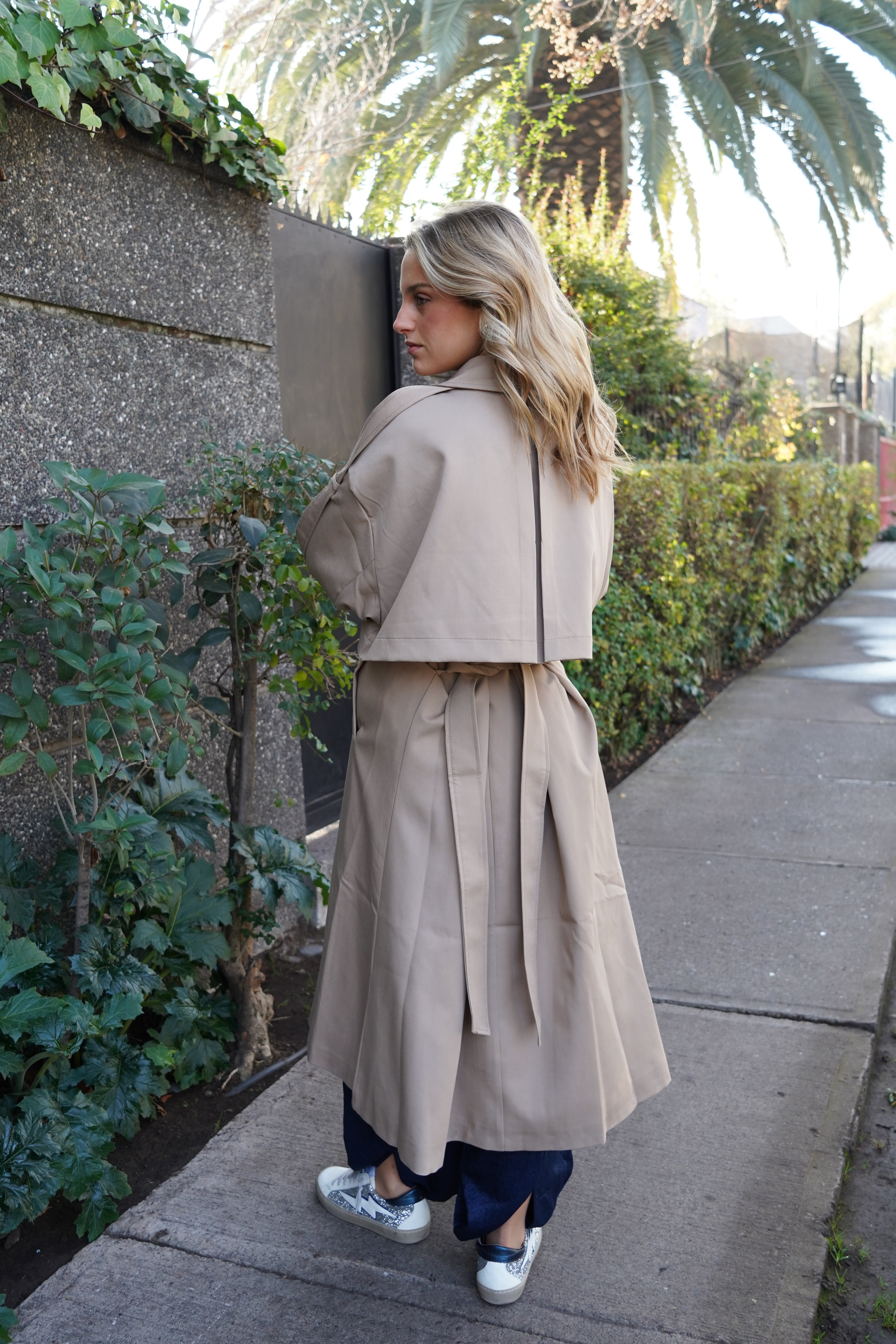 Trench largo con cinturón beige