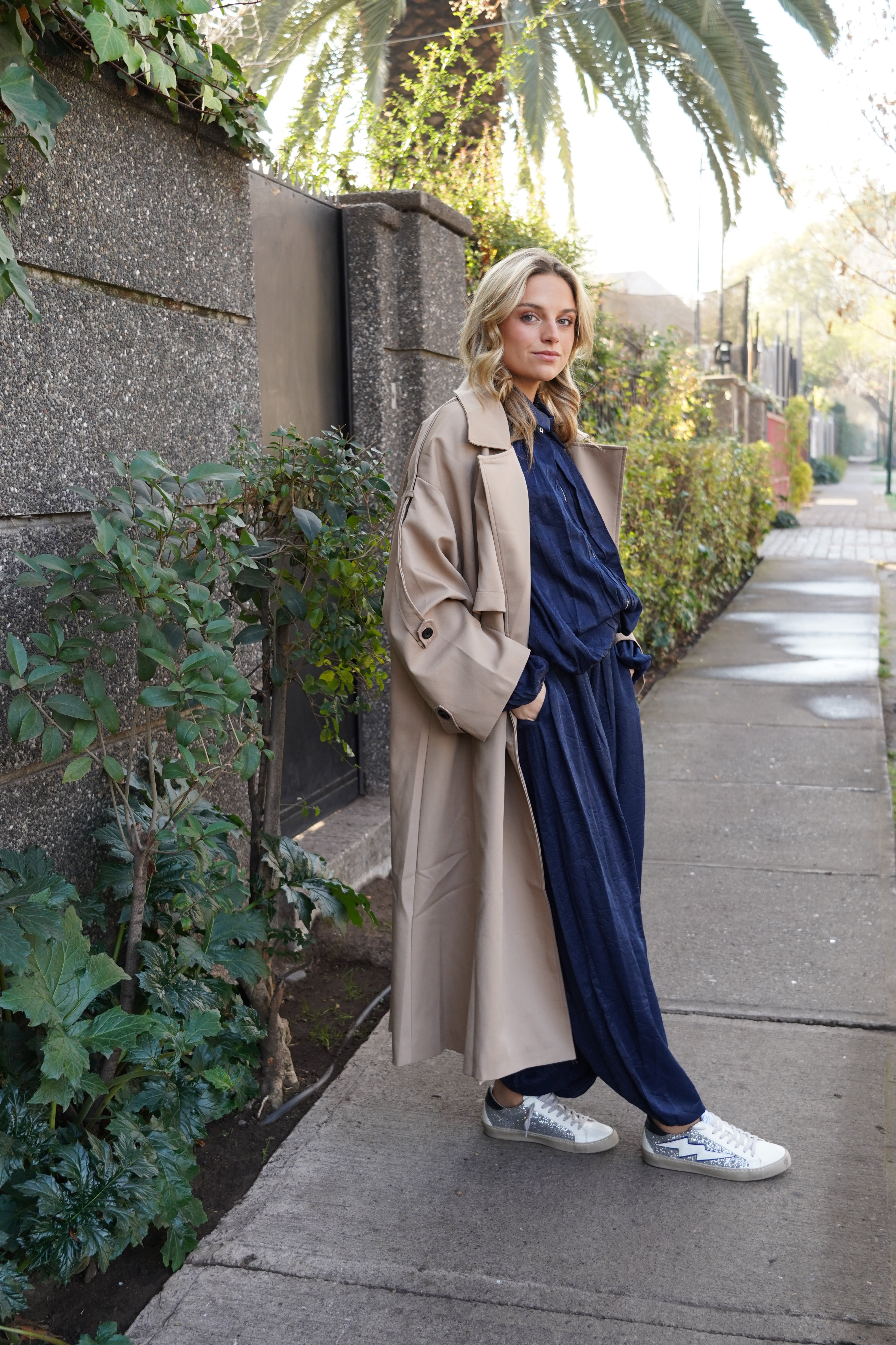Trench largo con cinturón beige