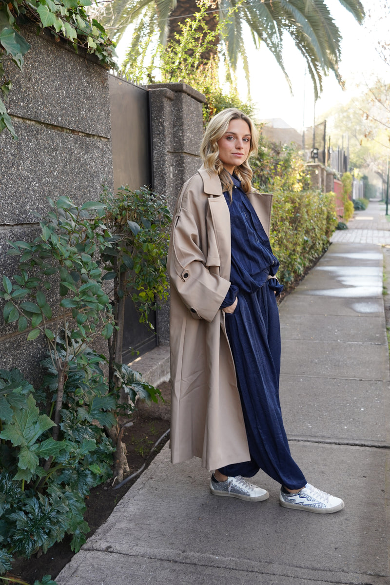 Trench largo con cinturón beige