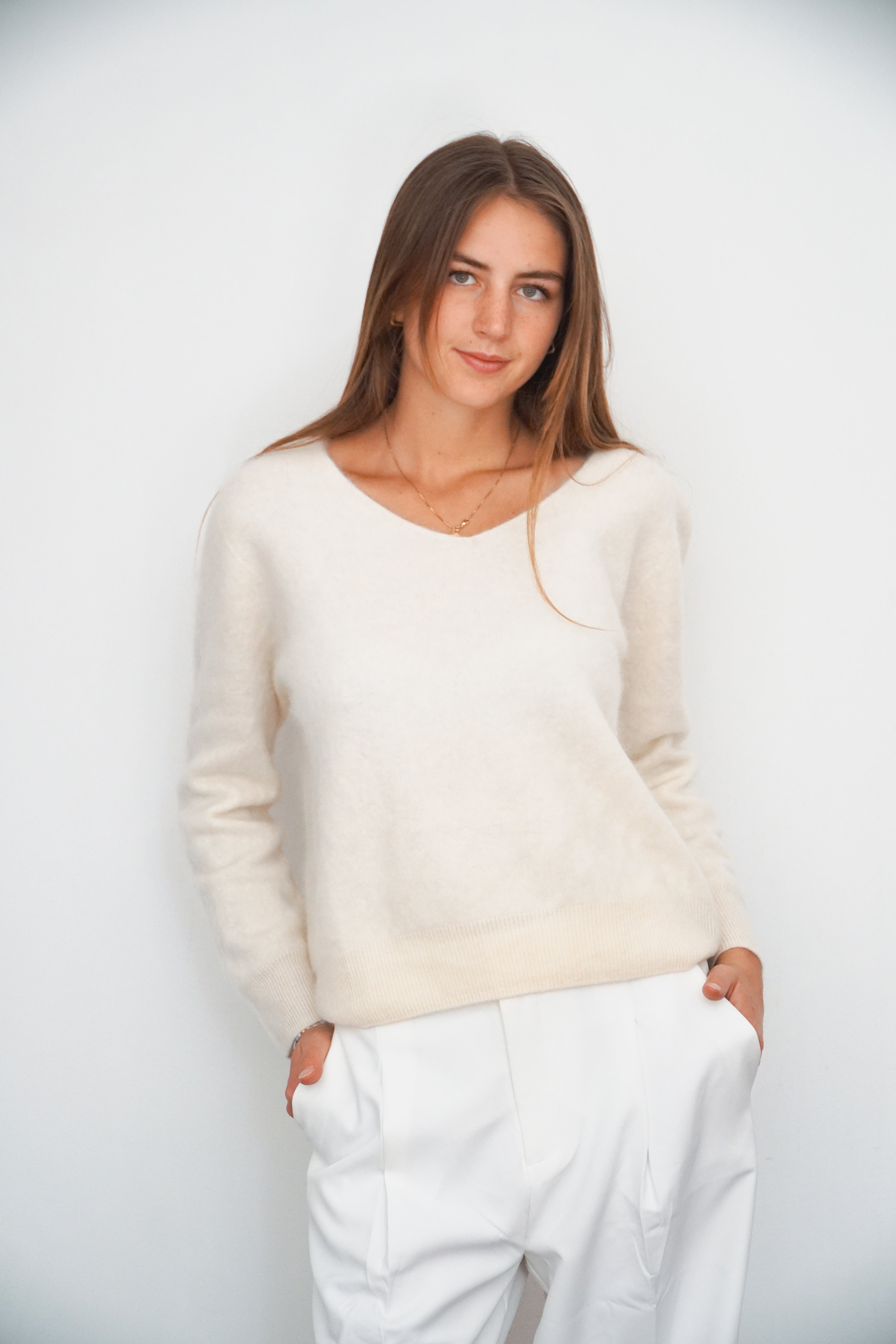 Chaleco crema cuello corazón manga larga de cashmere y lana