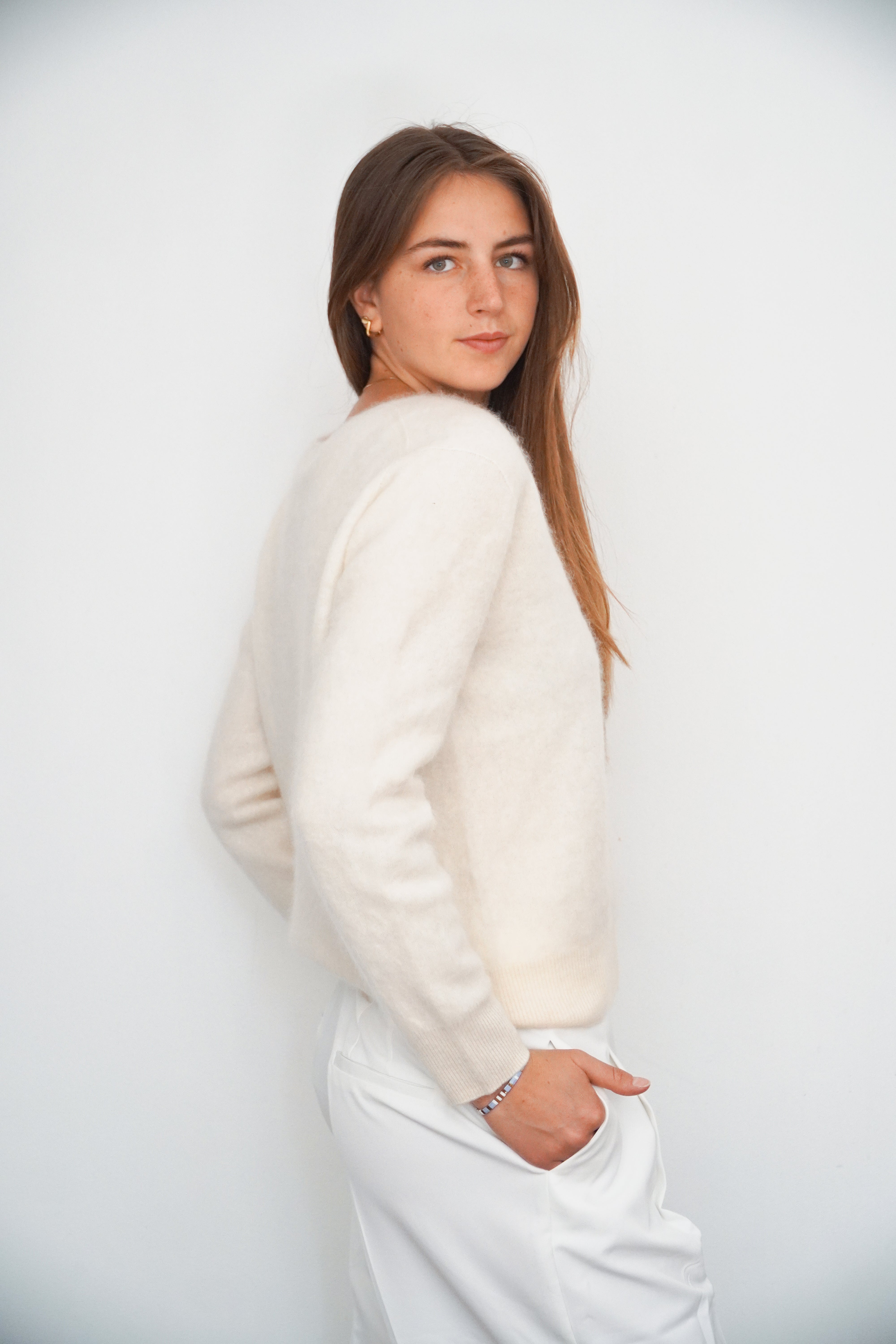 Chaleco crema cuello corazón manga larga de cashmere y lana
