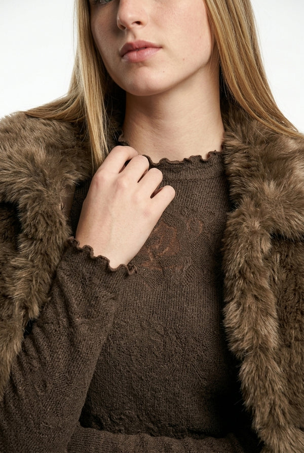 Chaleco chocolate cuello redondo texturizado