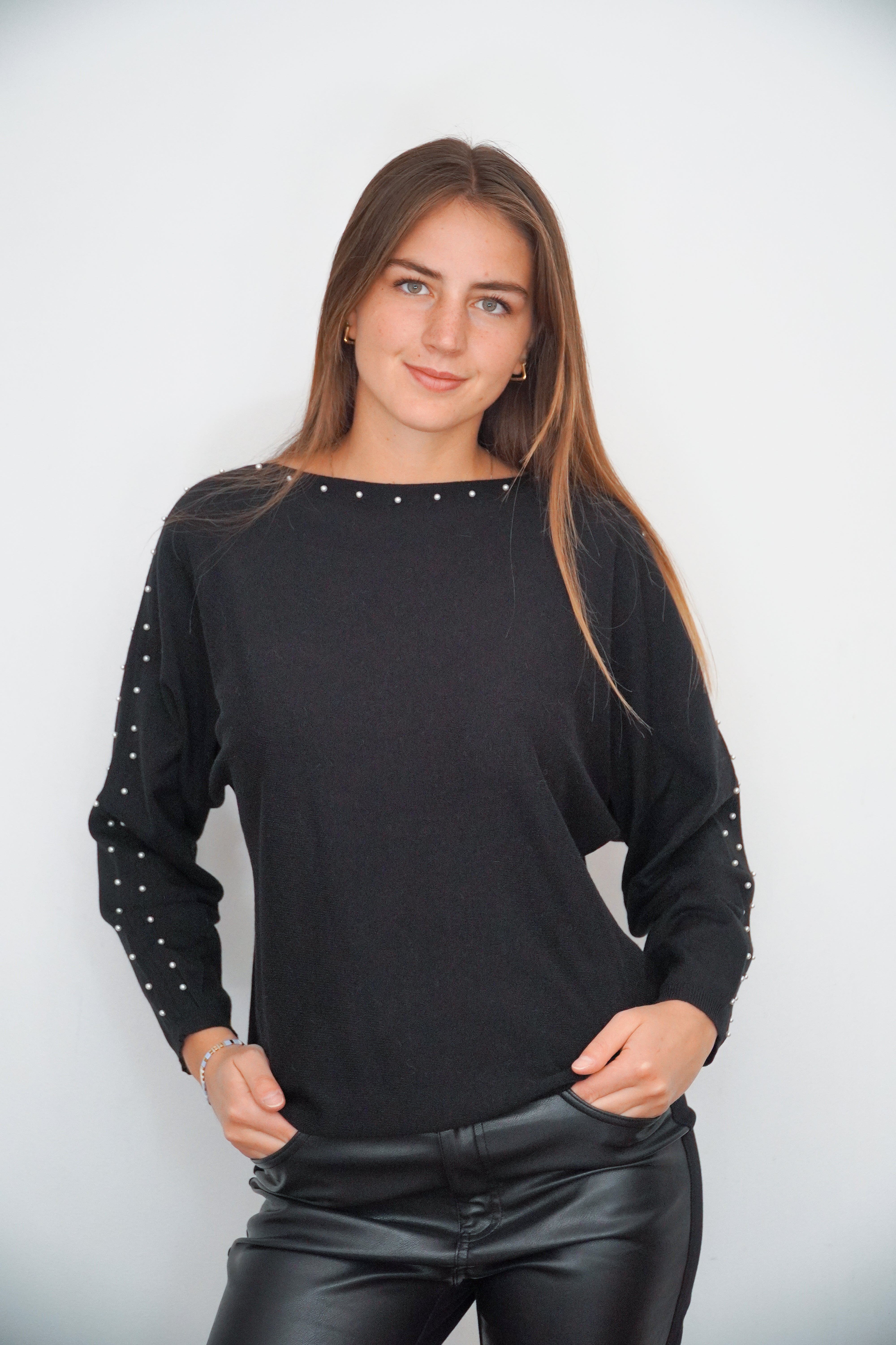 Chaleco negro cuello ojal detalle de perlas en hombros