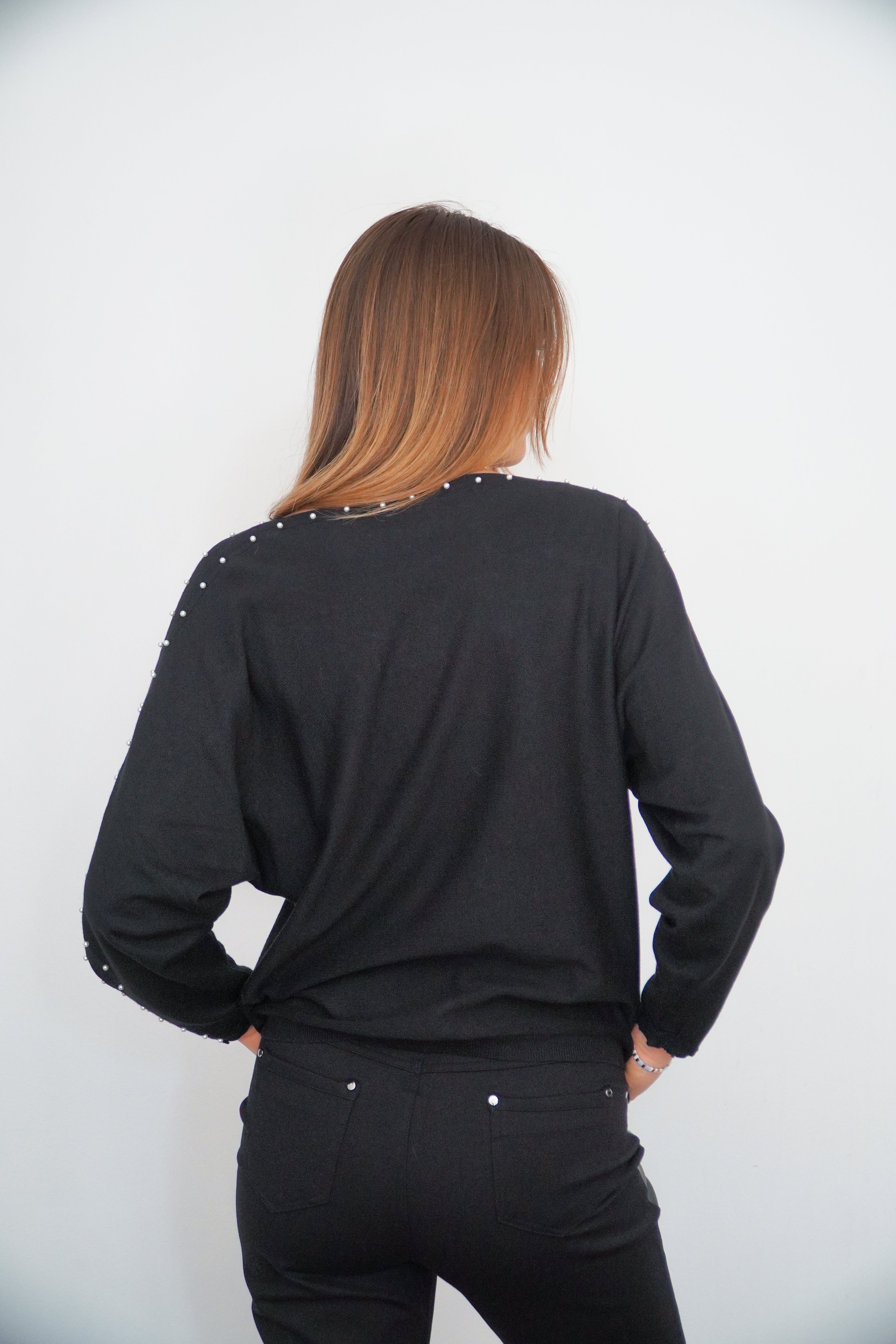 Chaleco negro cuello ojal detalle de perlas en hombros