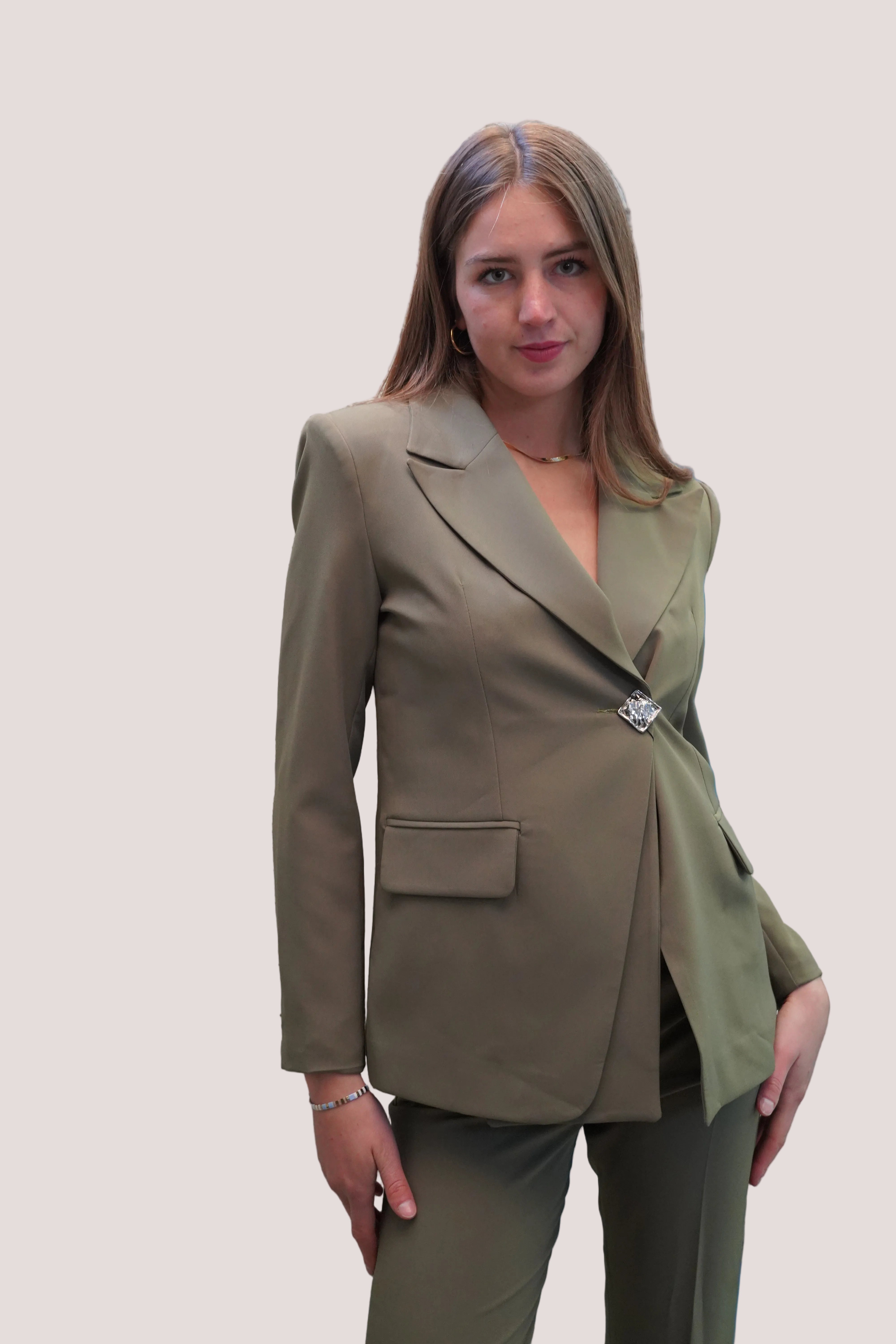 Conjunto traje botón plateado cuadrado verde