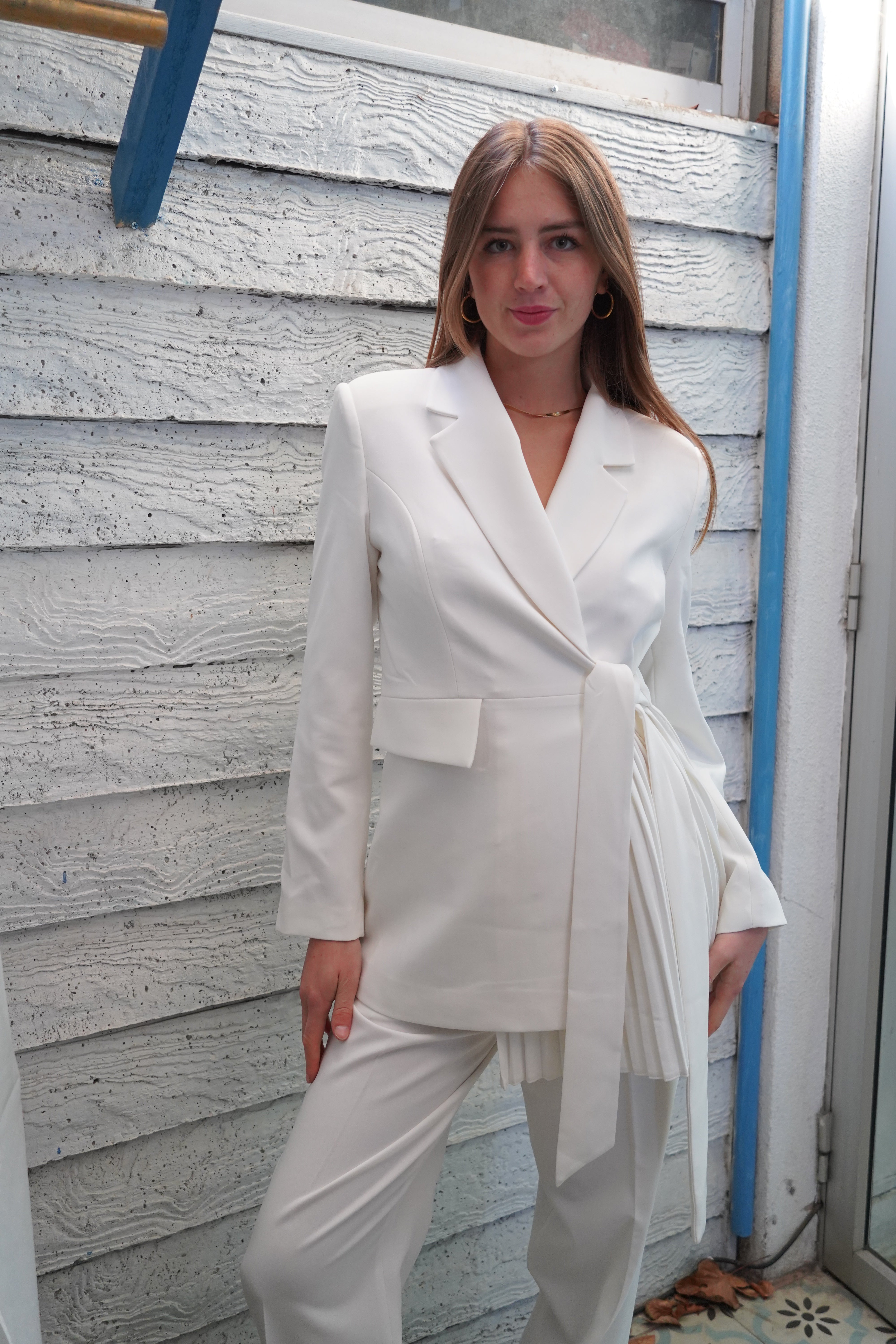 Conjunto traje con broche dorado detalle plisado y lazo blanco
