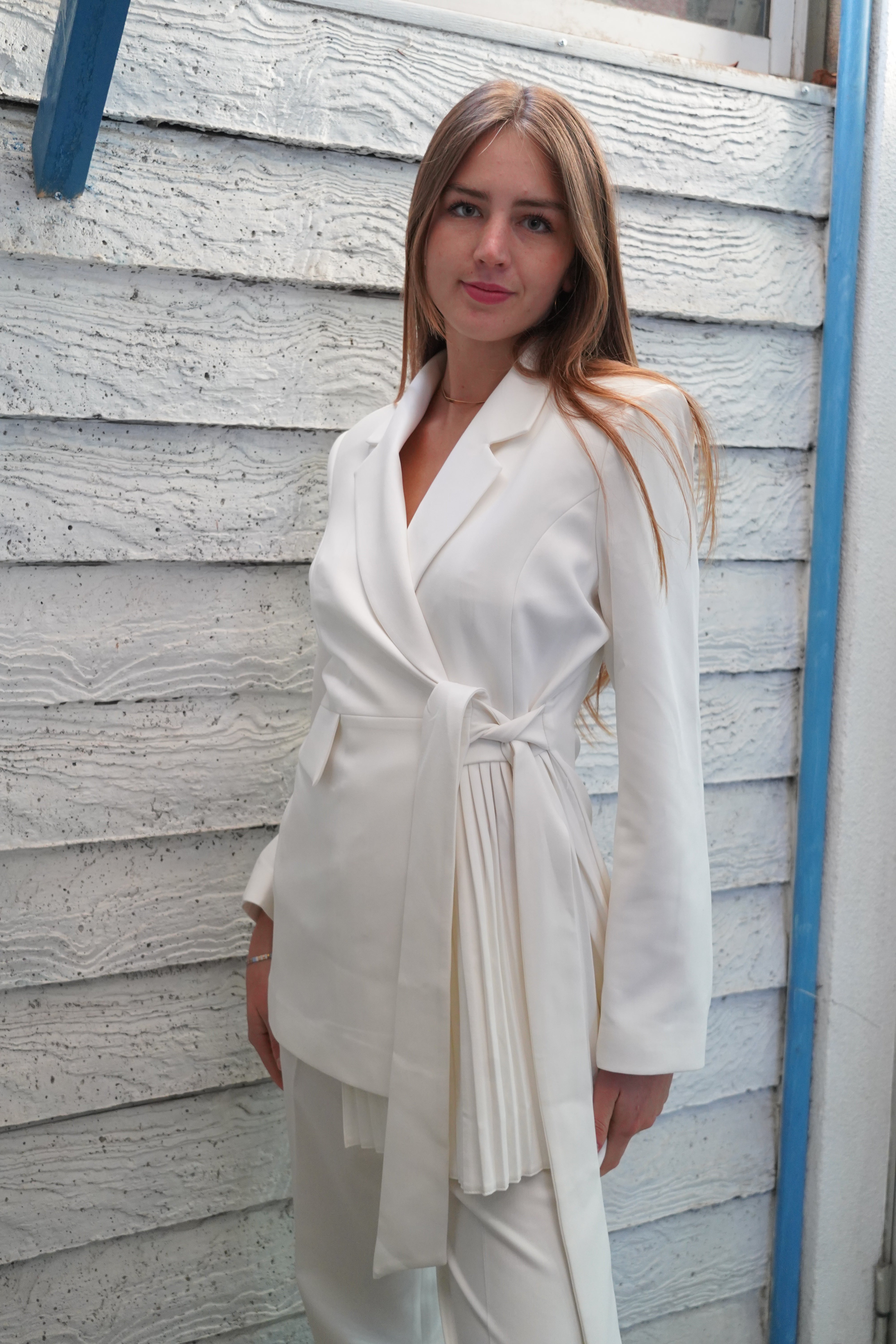 Conjunto traje con broche dorado detalle plisado y lazo blanco