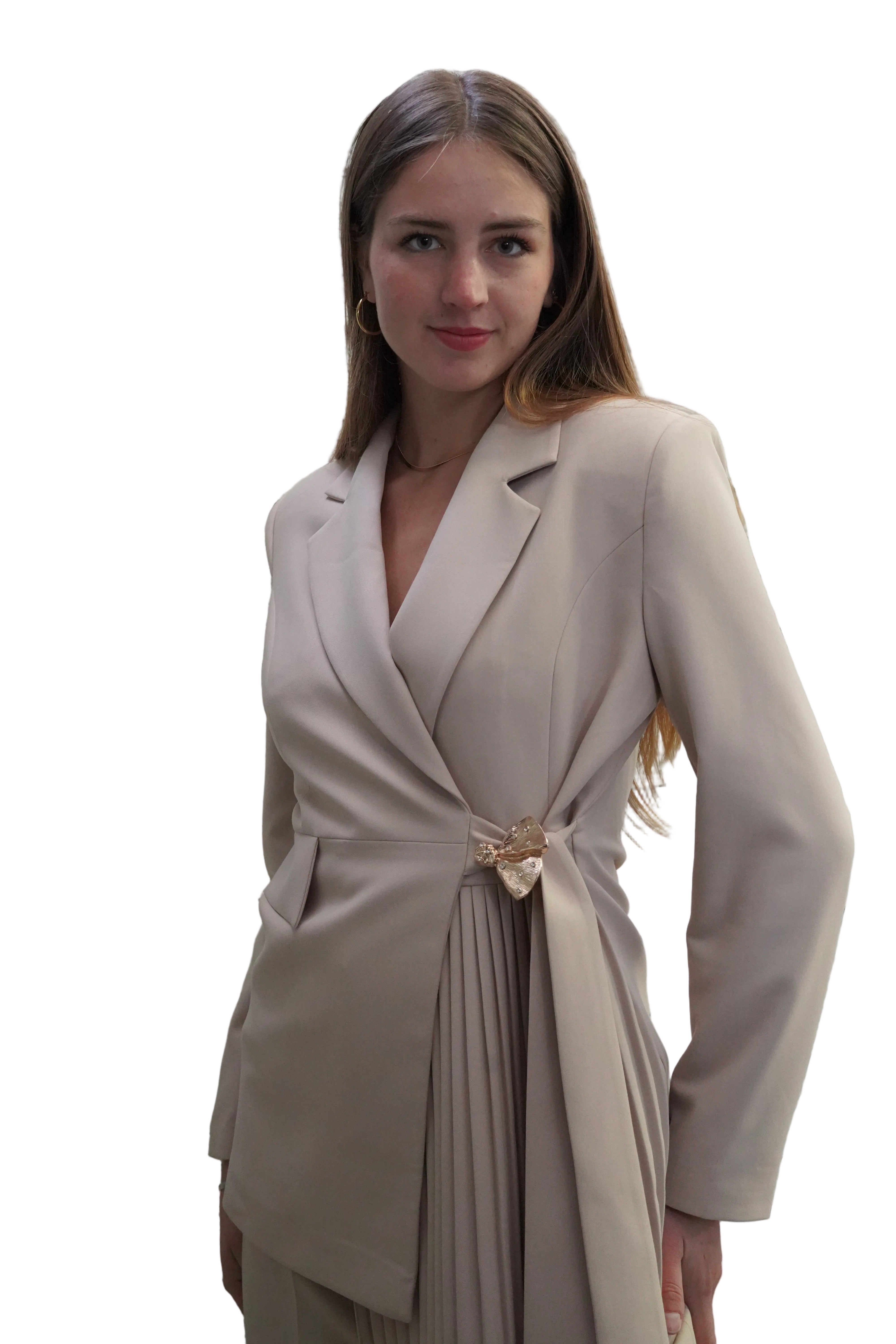 Conjunto traje con broche dorado detalle plisado y lazo beige