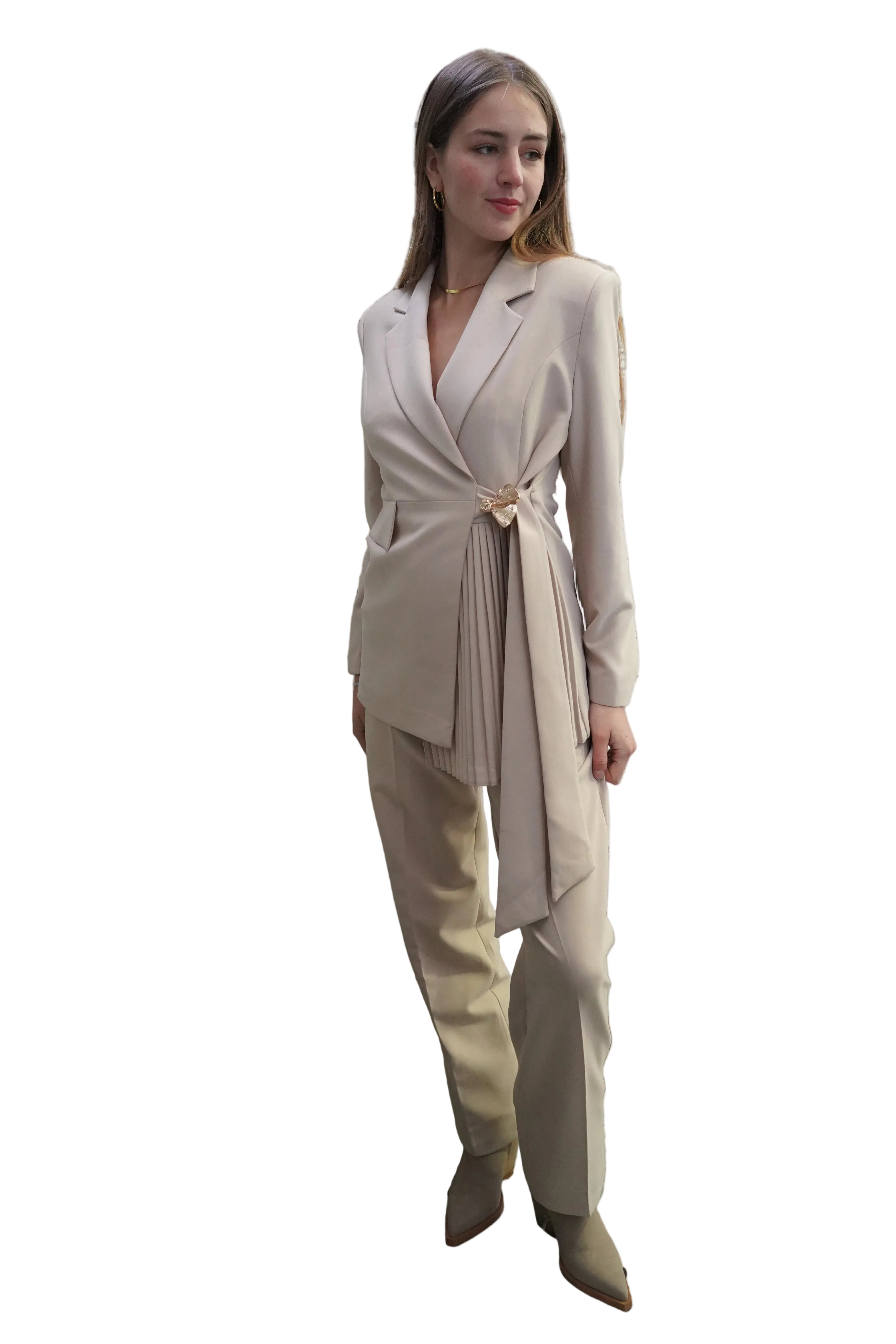 Conjunto traje con broche dorado detalle plisado y lazo beige