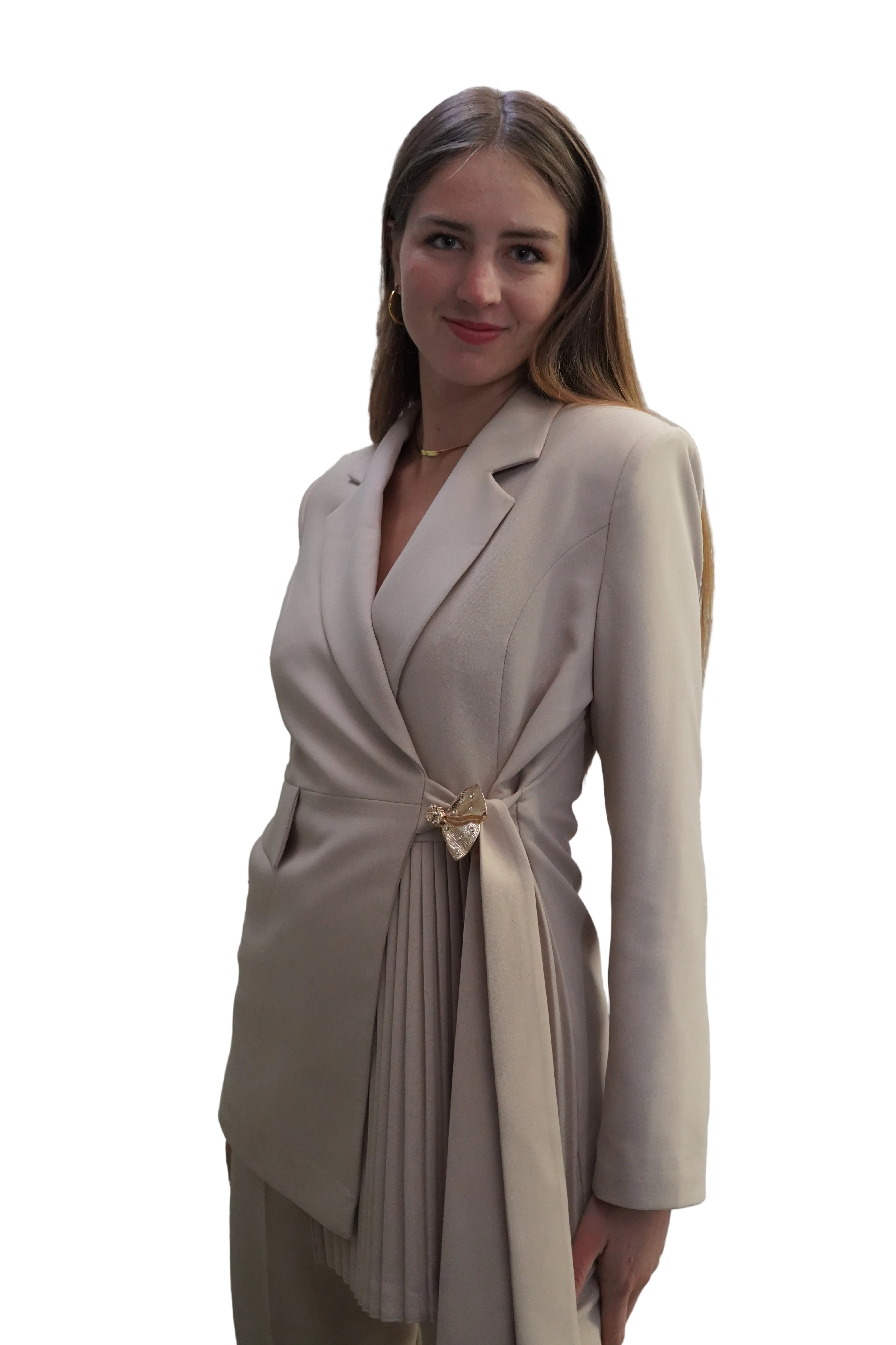 Conjunto traje con broche dorado detalle plisado y lazo beige