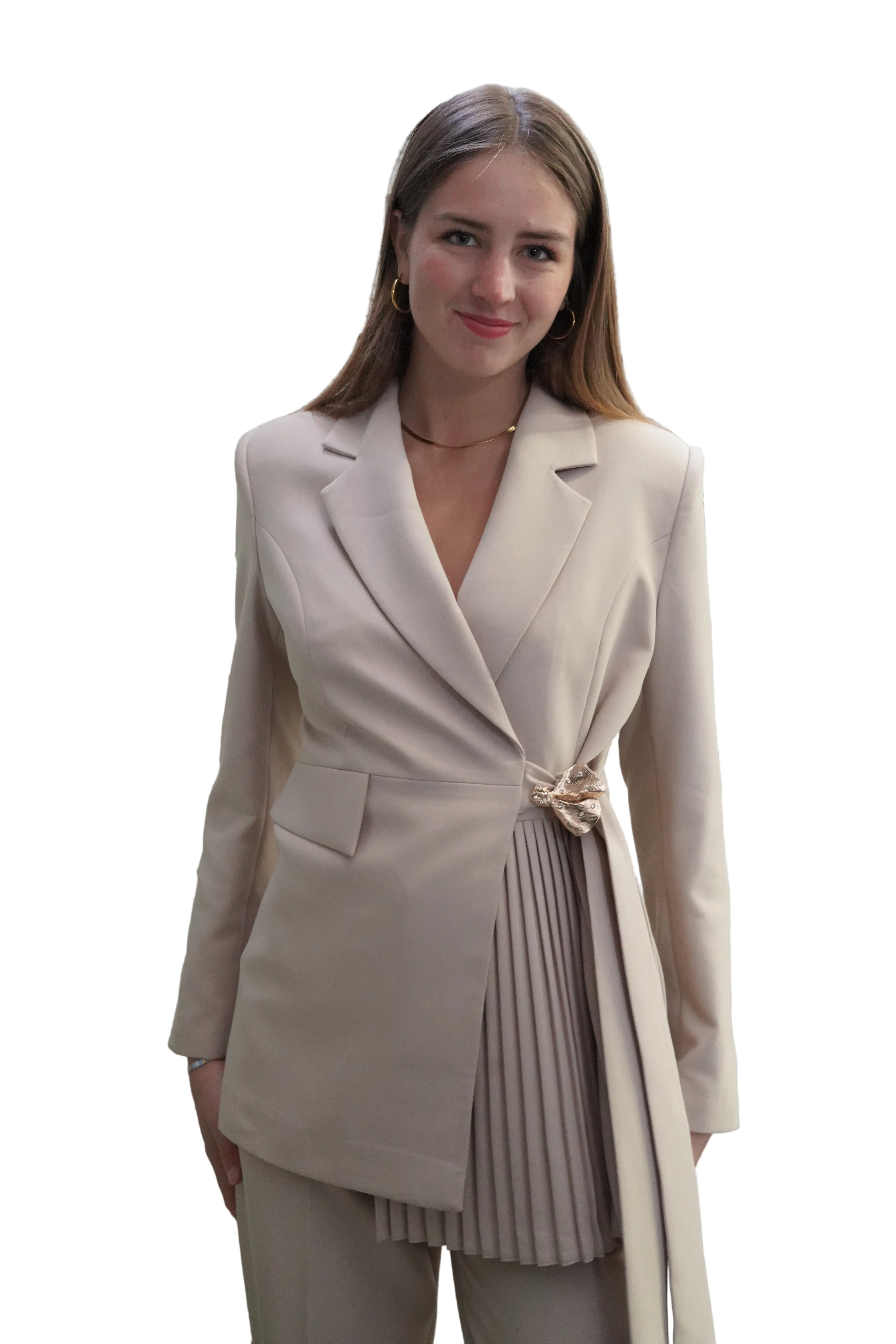 Conjunto traje con broche dorado detalle plisado y lazo beige