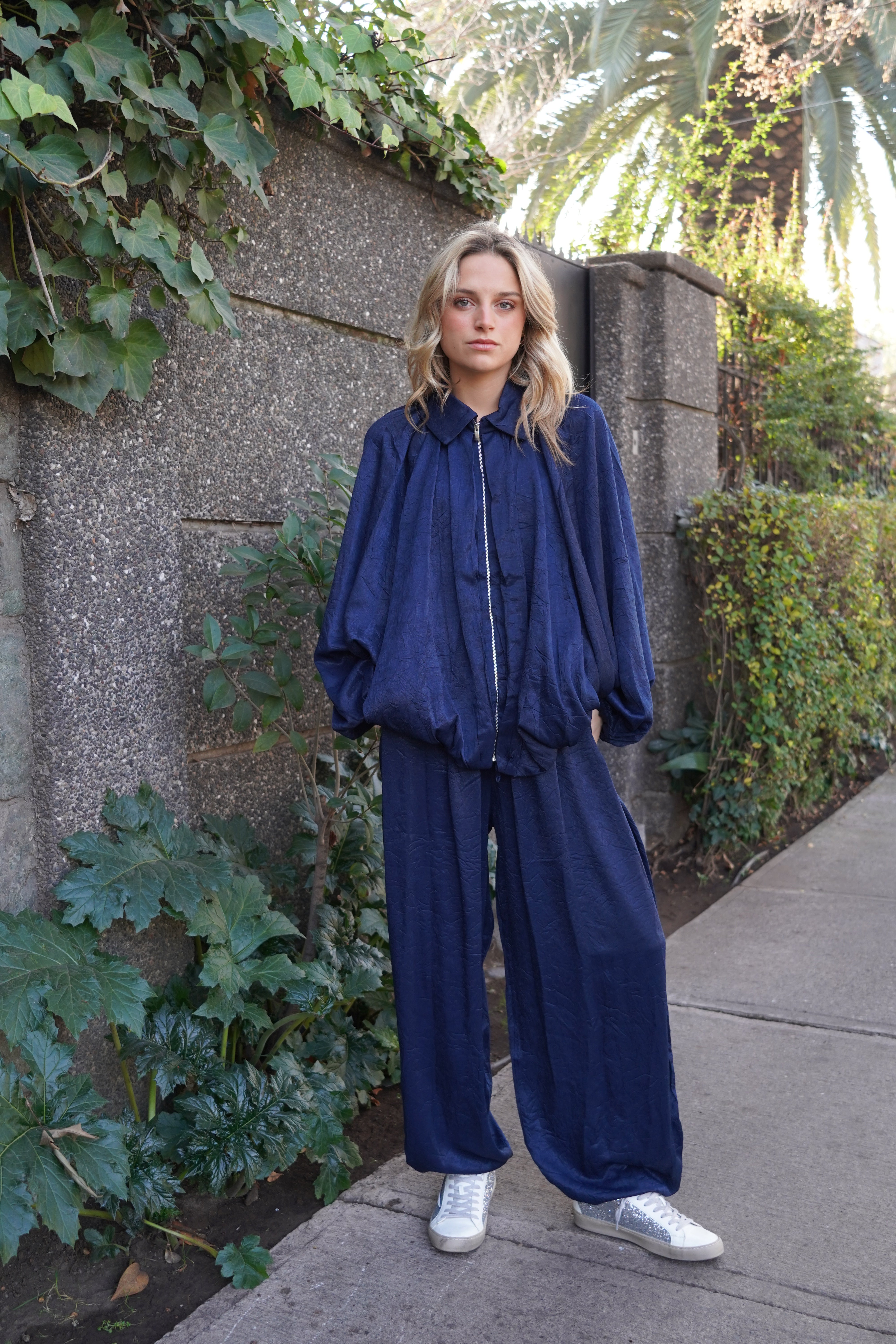 Conjunto chaqueta manga murciélago pantalón cintura elasticada detalle en basta azul marino