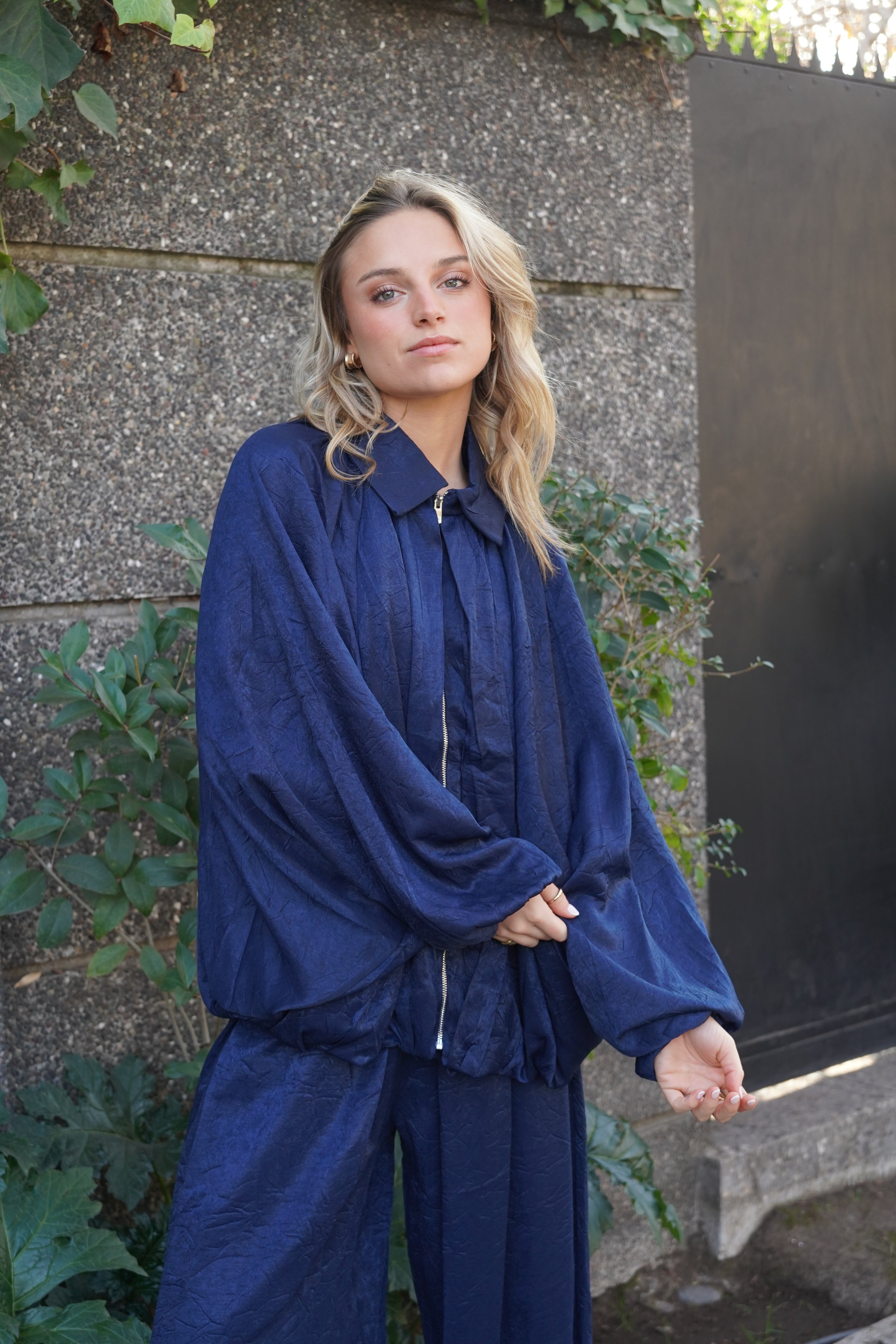 Conjunto chaqueta manga murciélago pantalón cintura elasticada detalle en basta azul marino