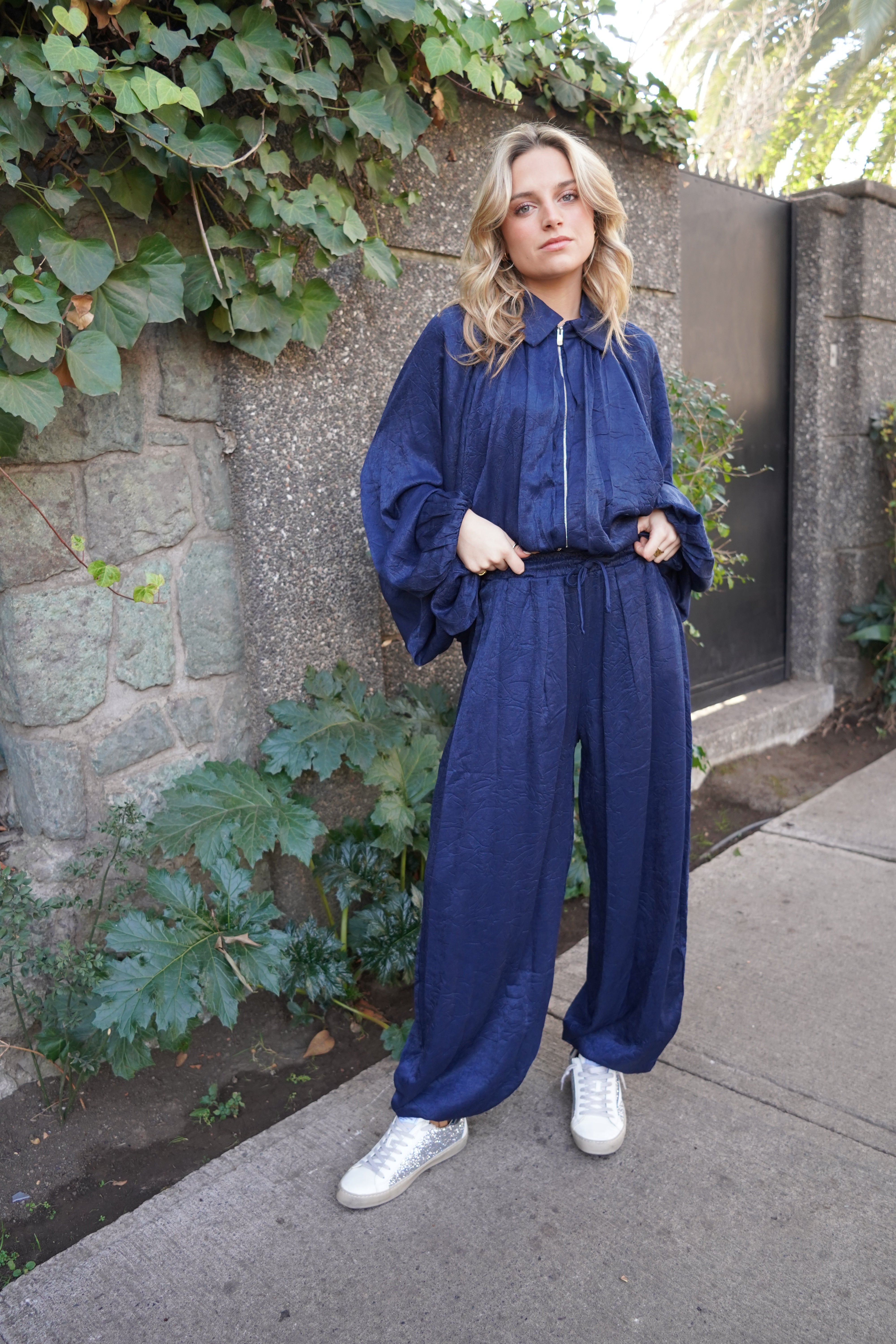Conjunto chaqueta manga murciélago pantalón cintura elasticada detalle en basta azul marino
