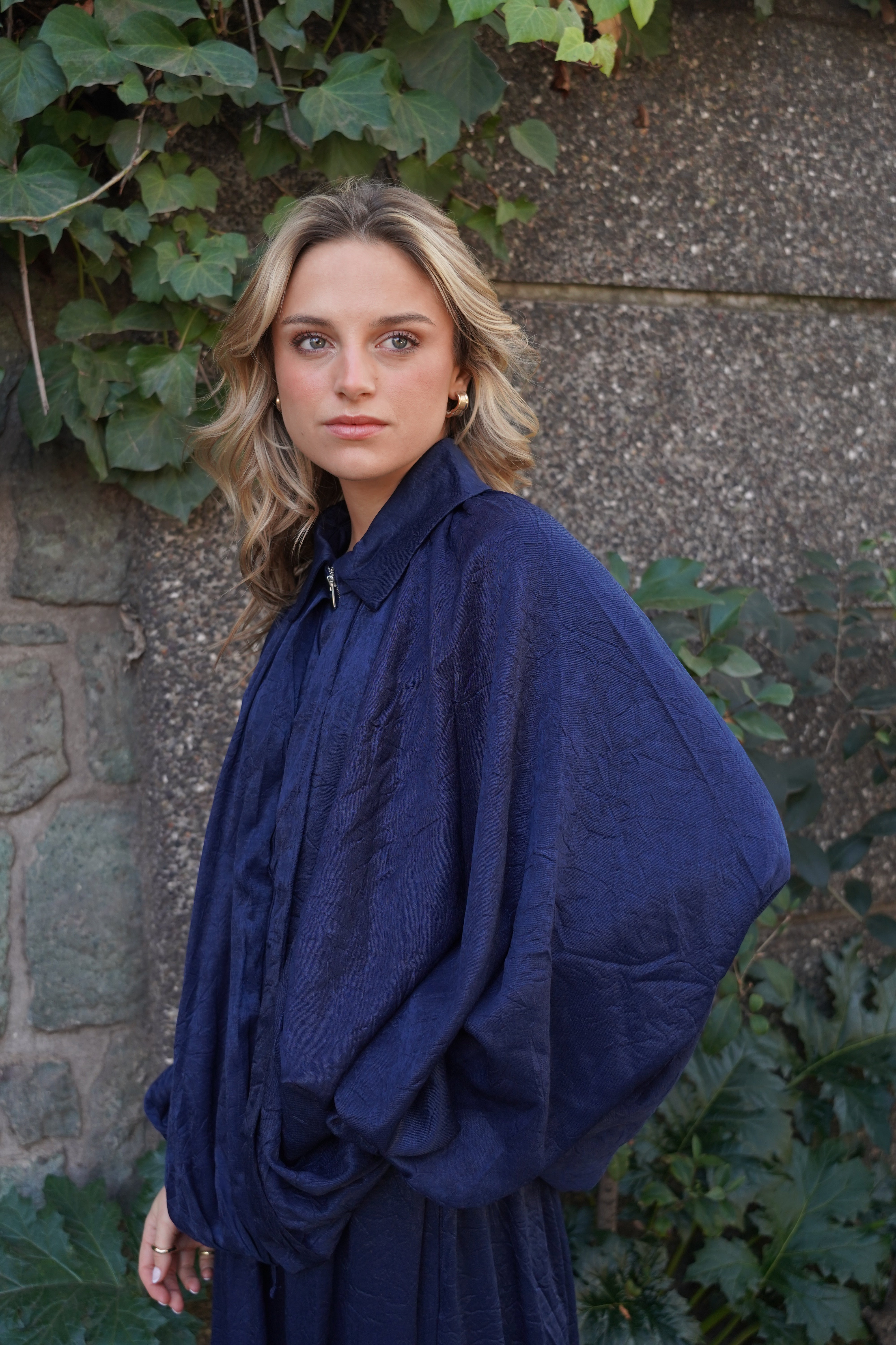 Conjunto chaqueta manga murciélago pantalón cintura elasticada detalle en basta azul marino