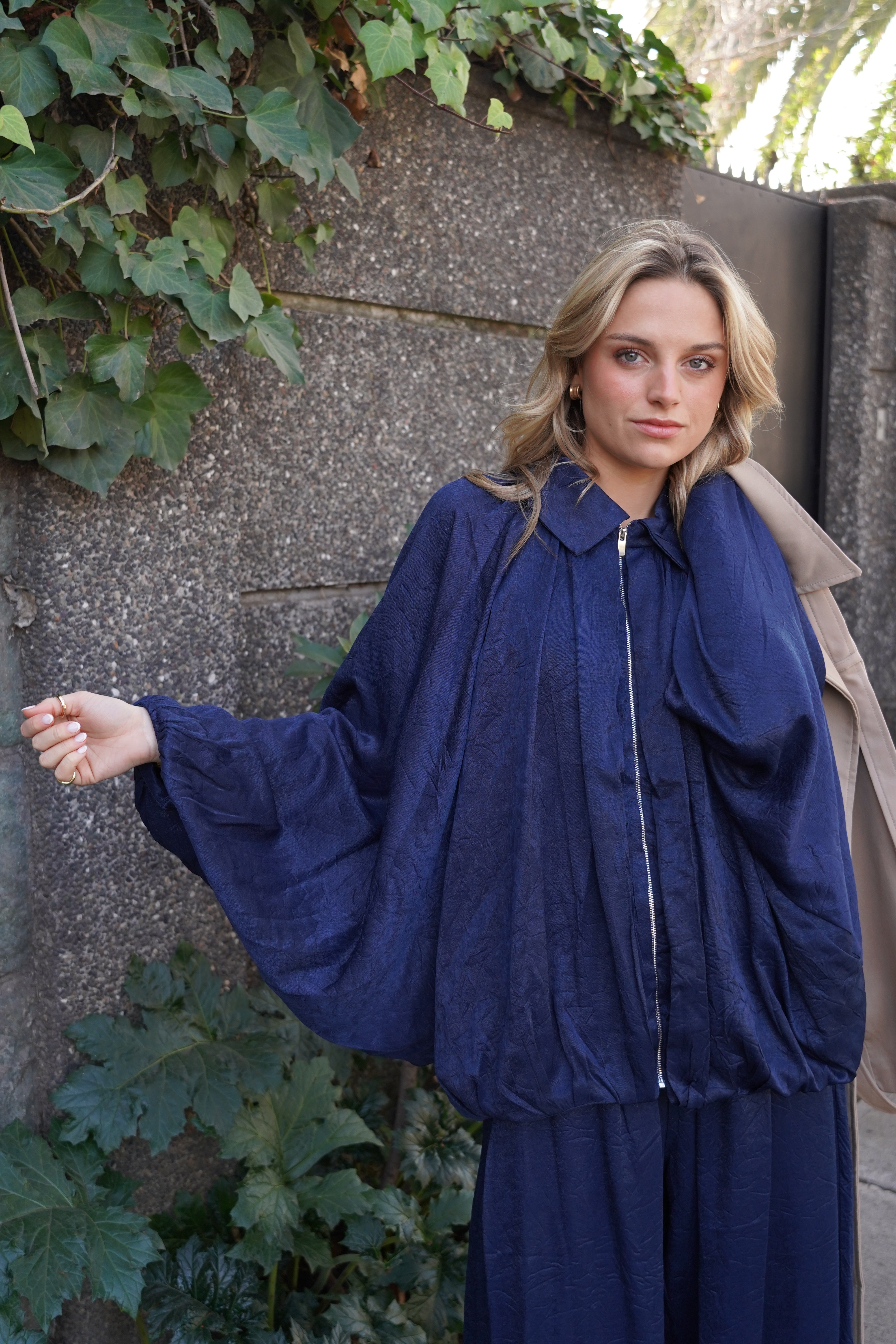 Conjunto chaqueta manga murciélago pantalón cintura elasticada detalle en basta azul marino