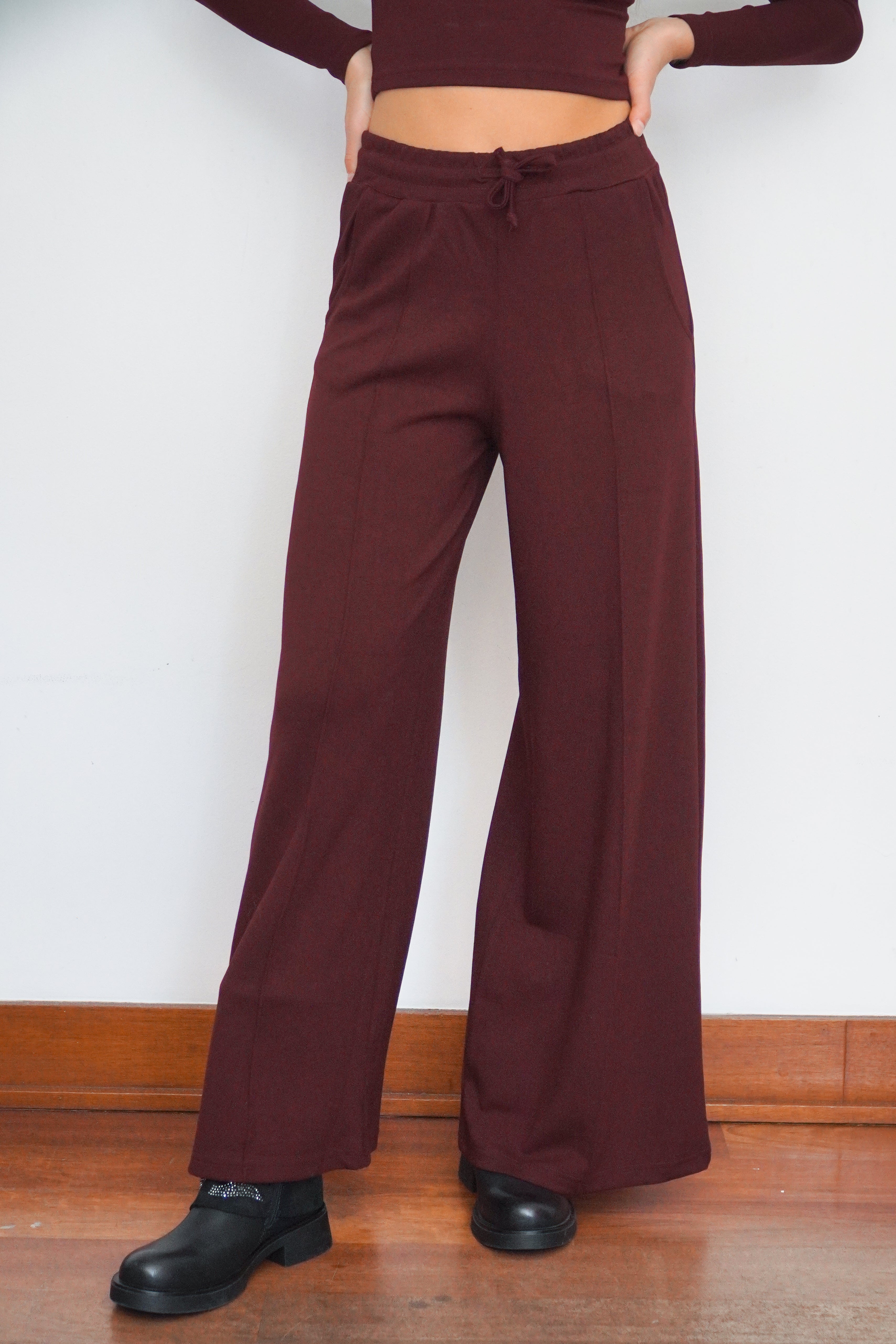 Conjunto burgundy polerón cuello redondo pantalón cintura elasticada con amarrita