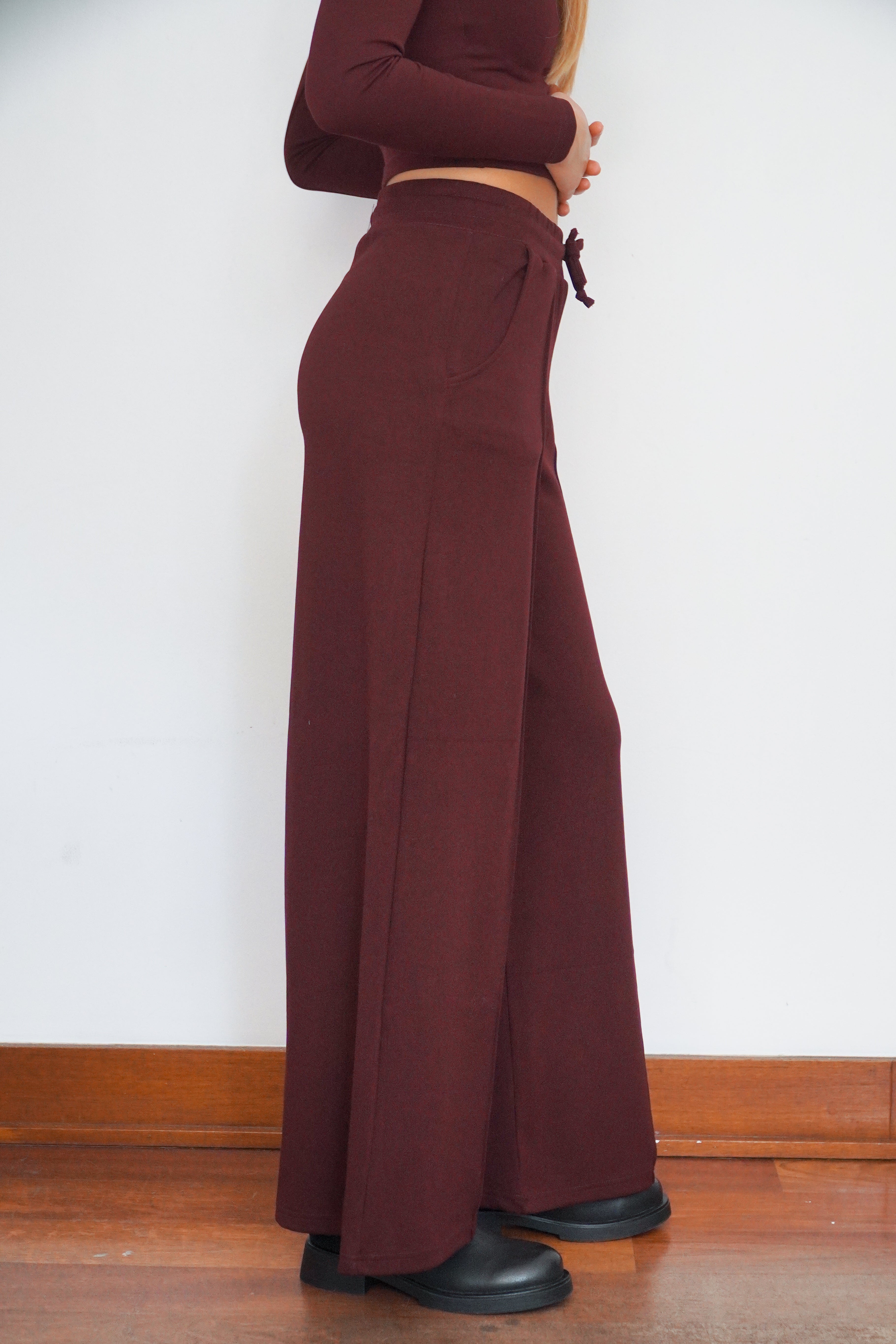 Conjunto burgundy polerón cuello redondo pantalón cintura elasticada con amarrita