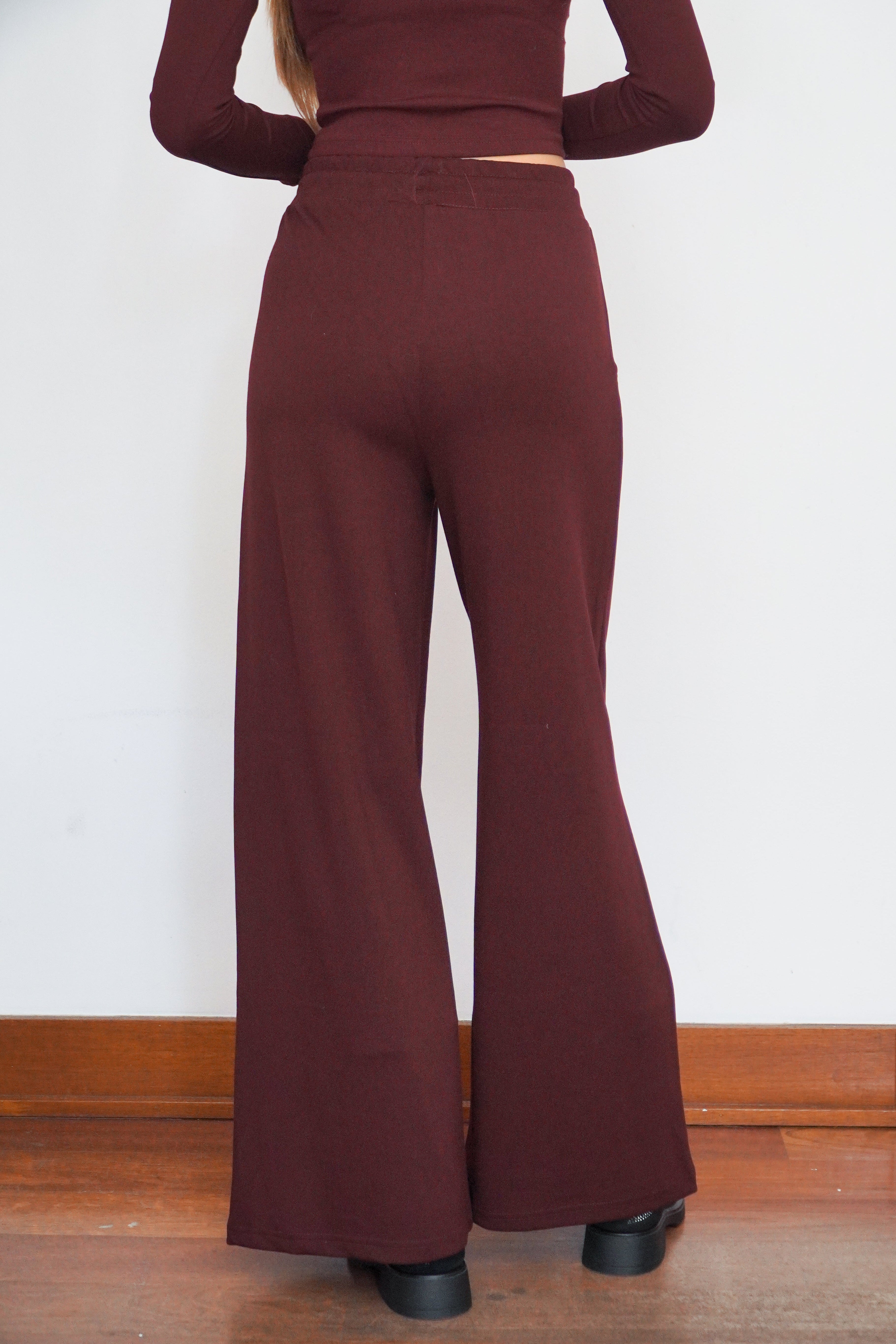 Conjunto burgundy polerón cuello redondo pantalón cintura elasticada con amarrita