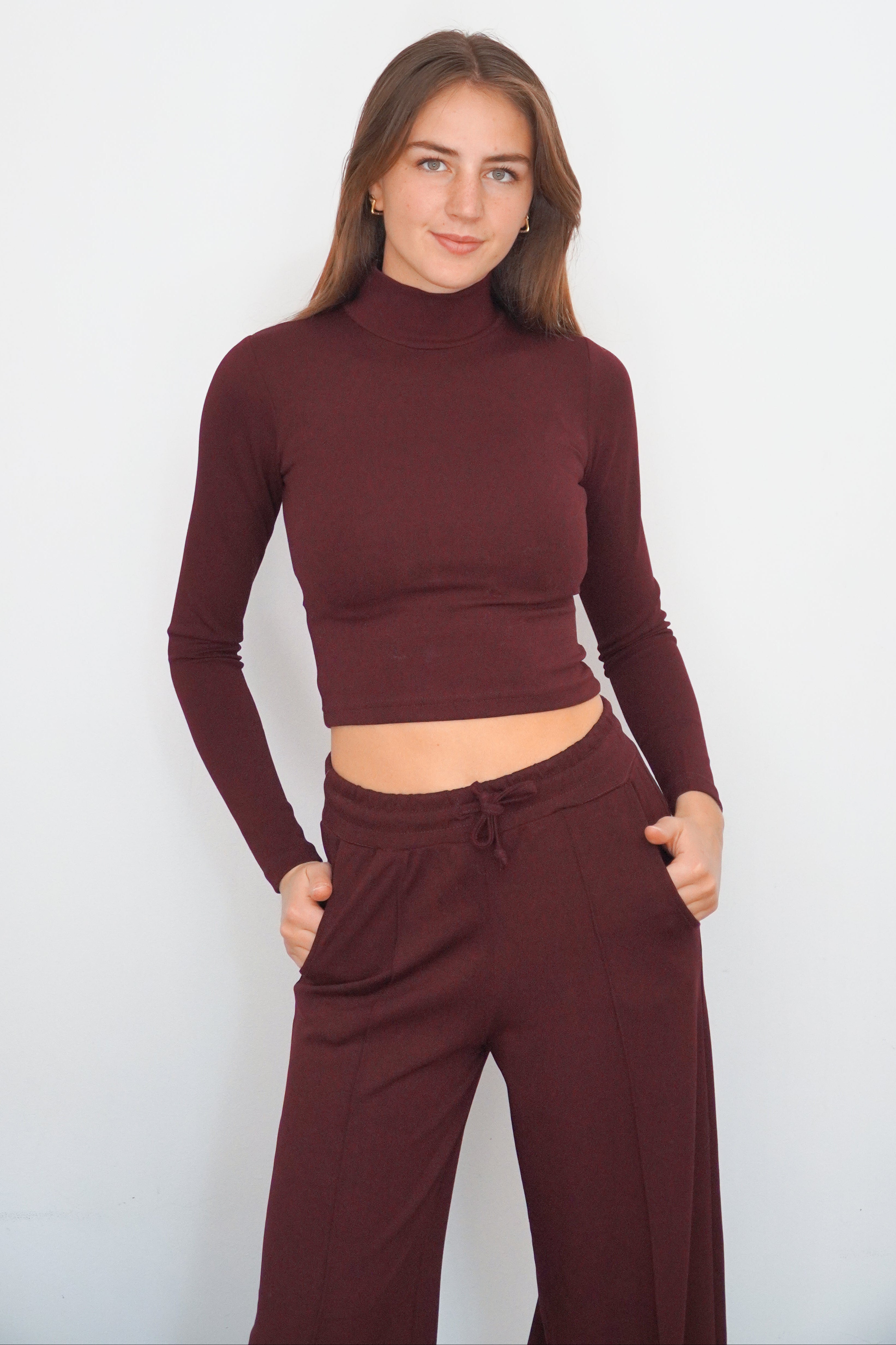 Conjunto burgundy polerón cuello redondo pantalón cintura elasticada con amarrita