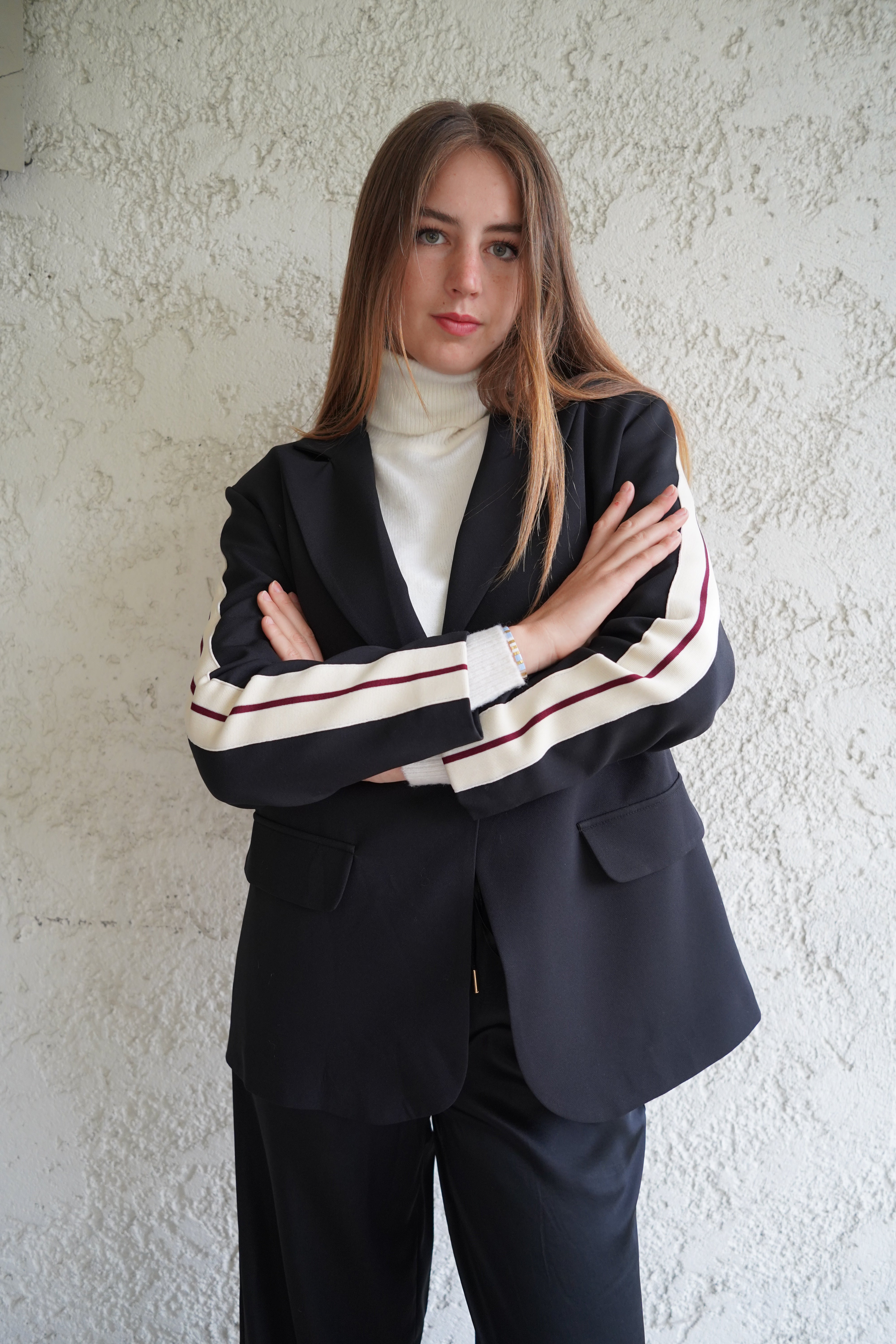 Blazer negro botón forrado detalle de franjas crema