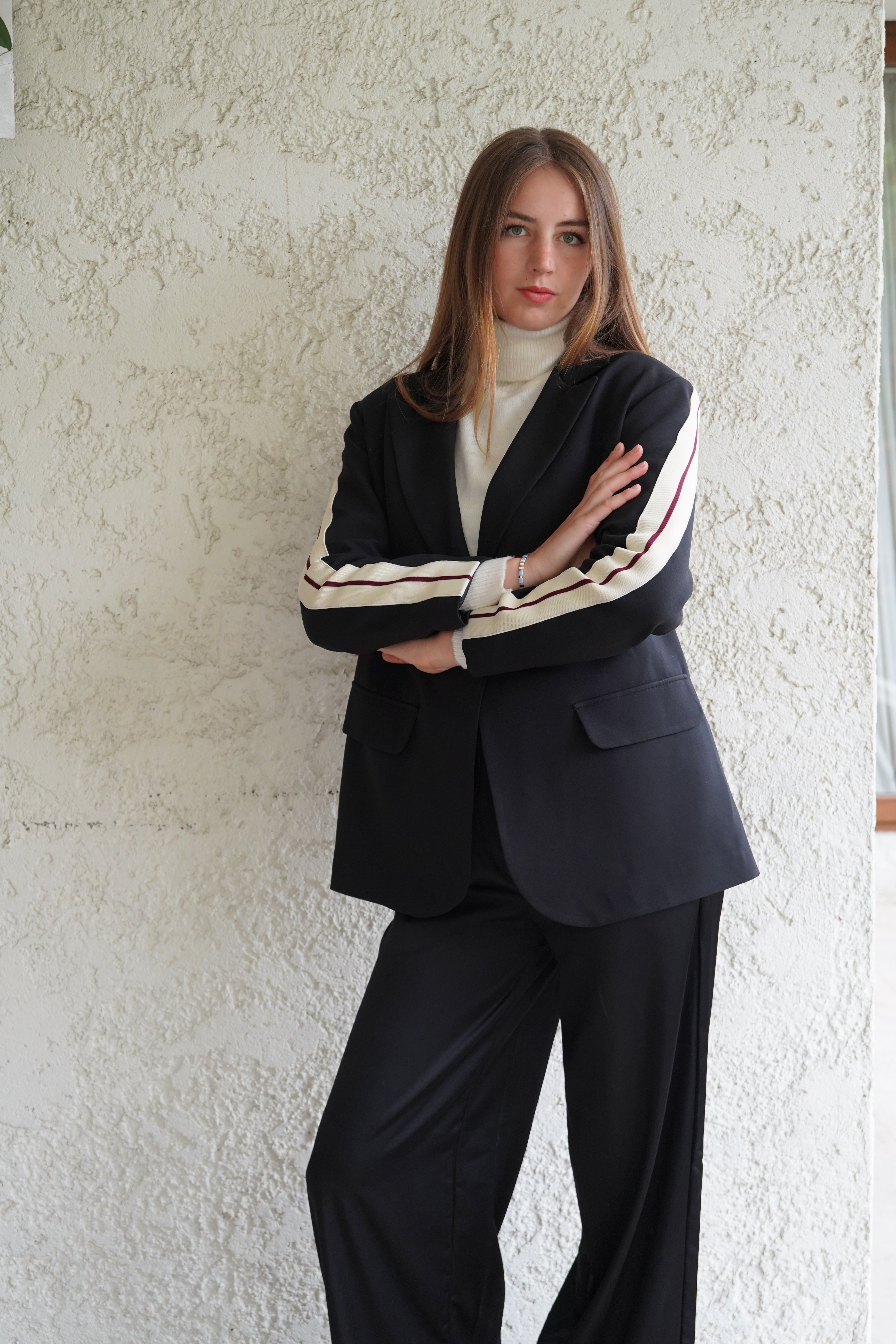 Blazer negro botón forrado detalle de franjas crema
