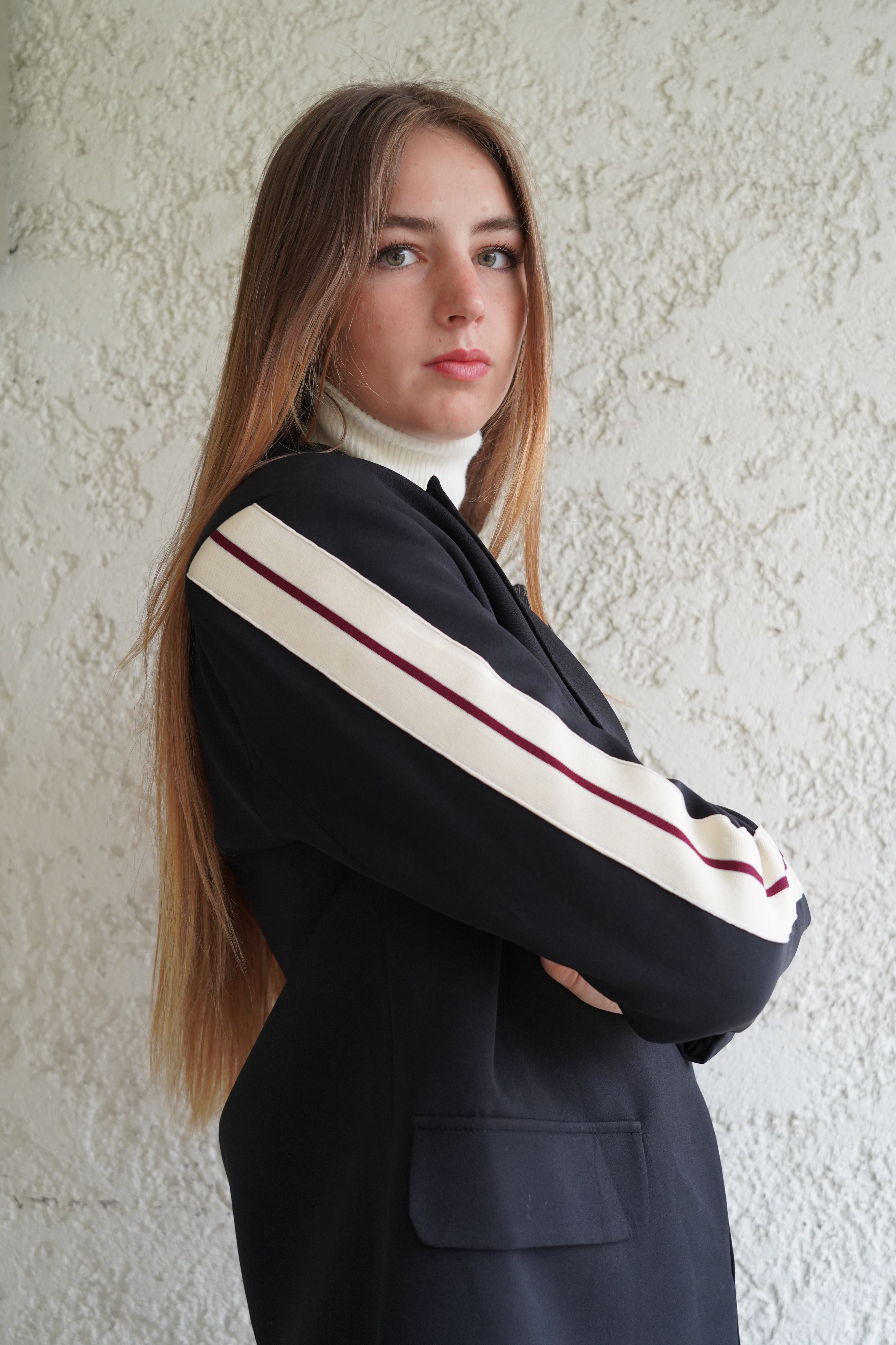 Blazer negro botón forrado detalle de franjas crema