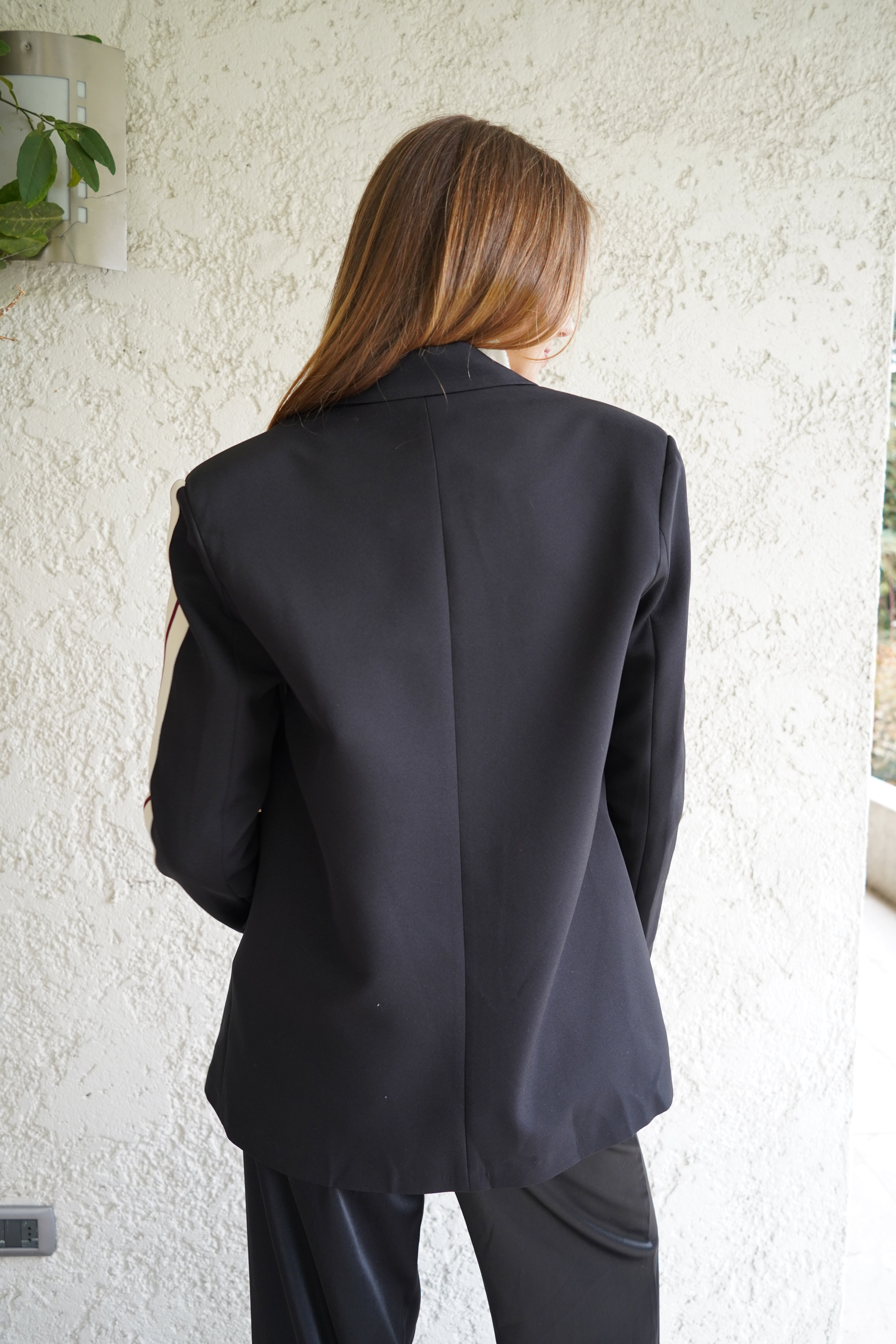 Blazer negro botón forrado detalle de franjas crema