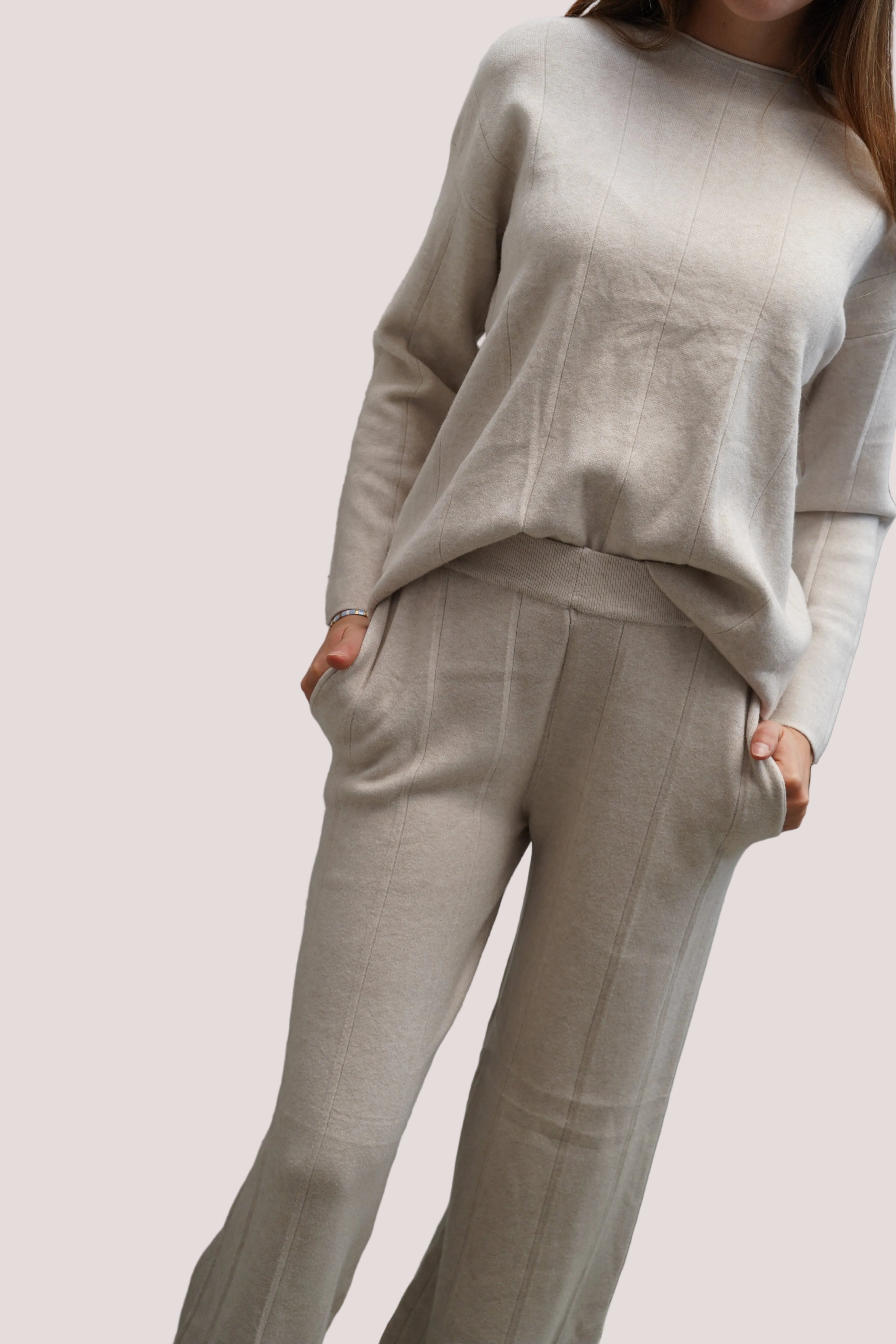 Conjunto chaleco cuello redondo pantalón cintura elasticada beige