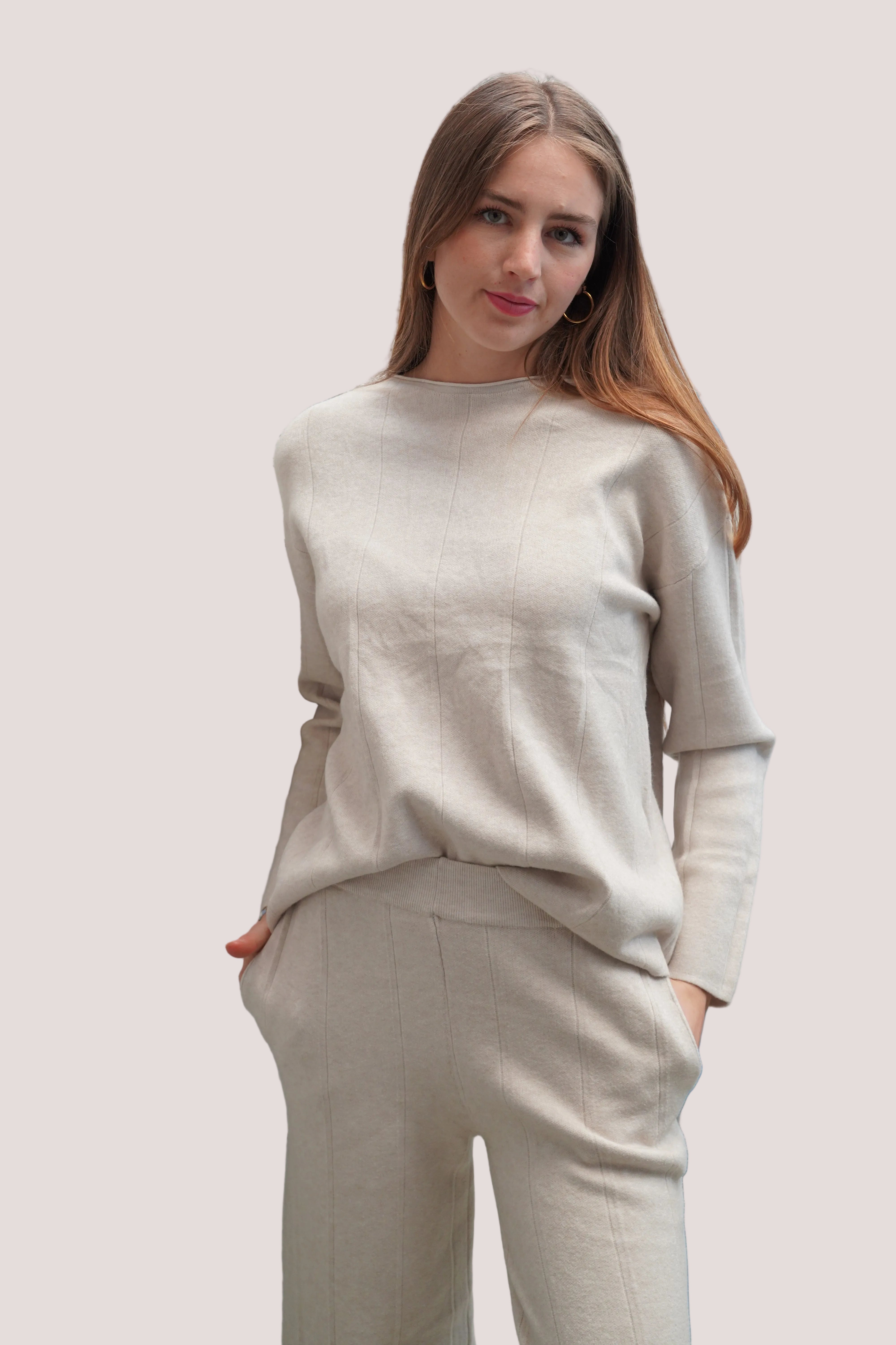 Conjunto chaleco cuello redondo pantalón cintura elasticada beige