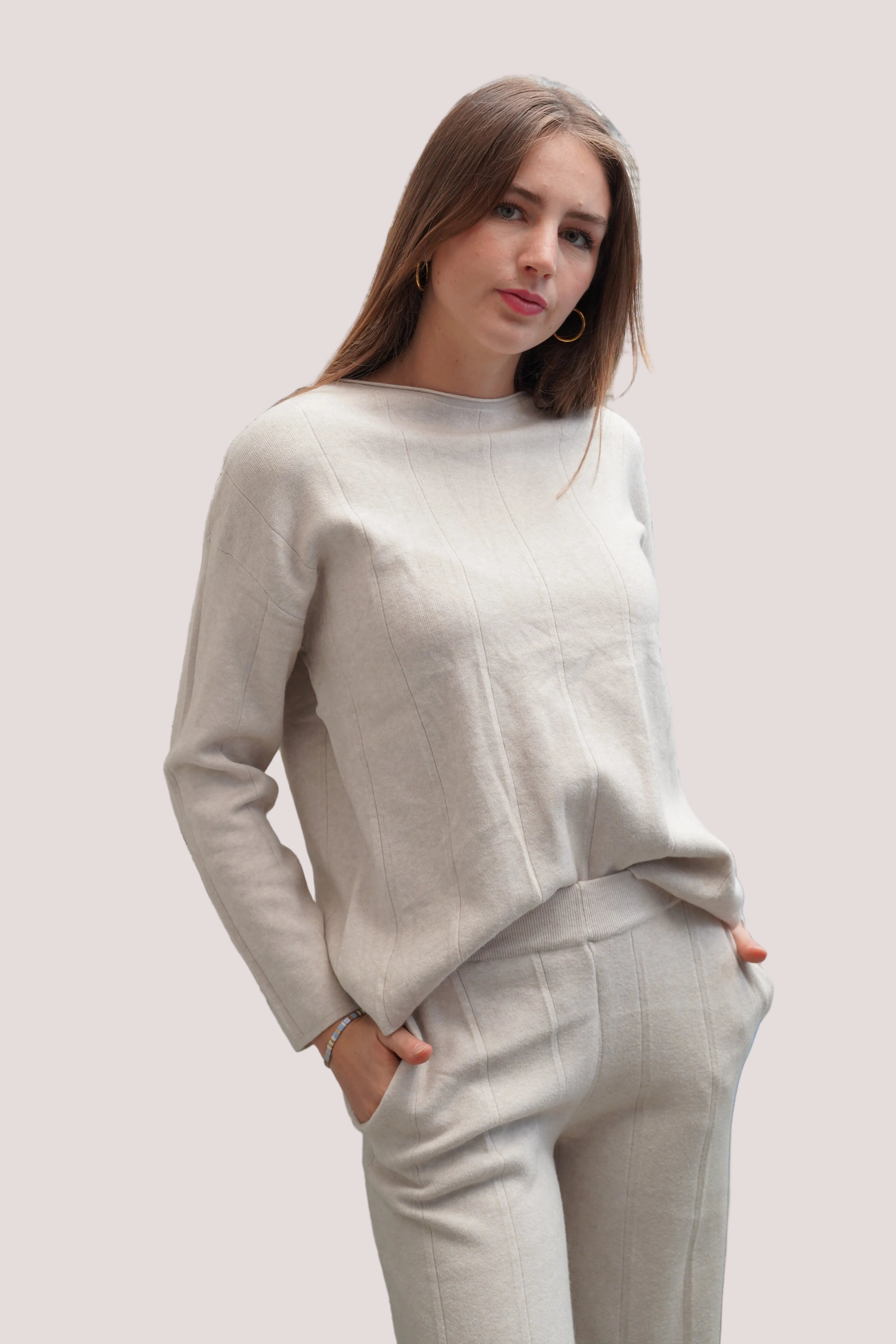 Conjunto chaleco cuello redondo pantalón cintura elasticada beige