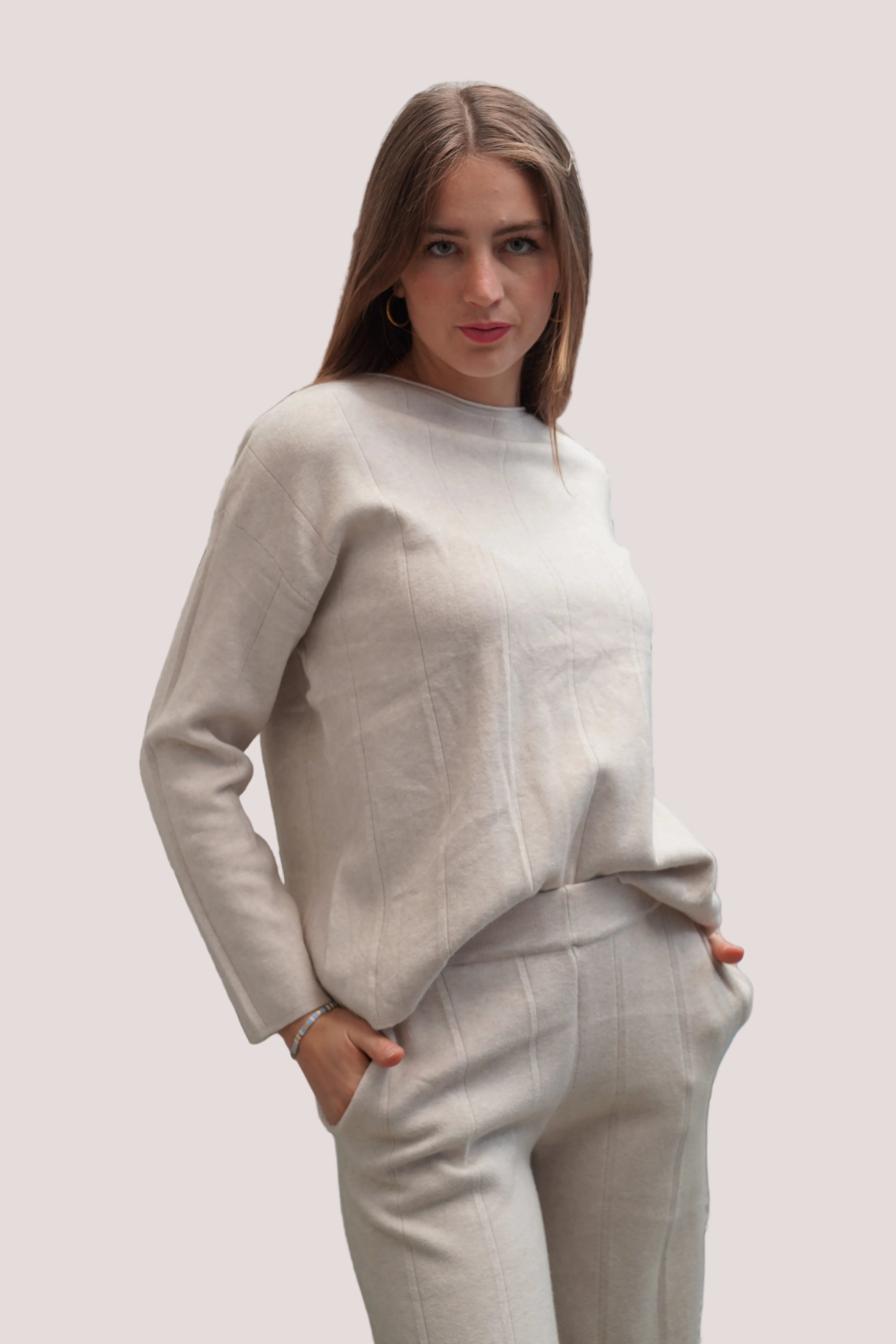 Conjunto chaleco cuello redondo pantalón cintura elasticada beige
