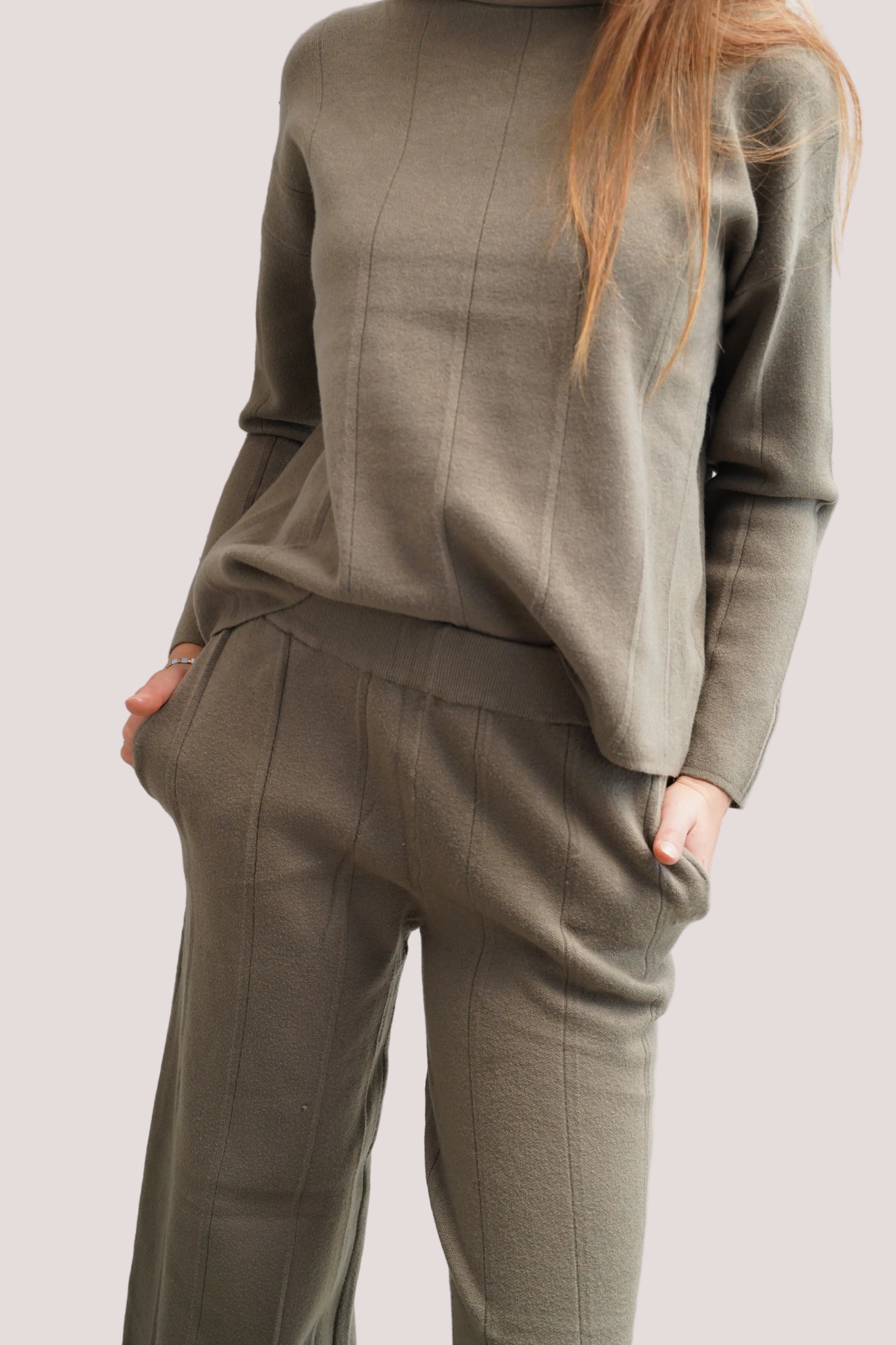 Conjunto chaleco cuello redondo pantalón cintura elasticada detalle canalé delgado verde olivo