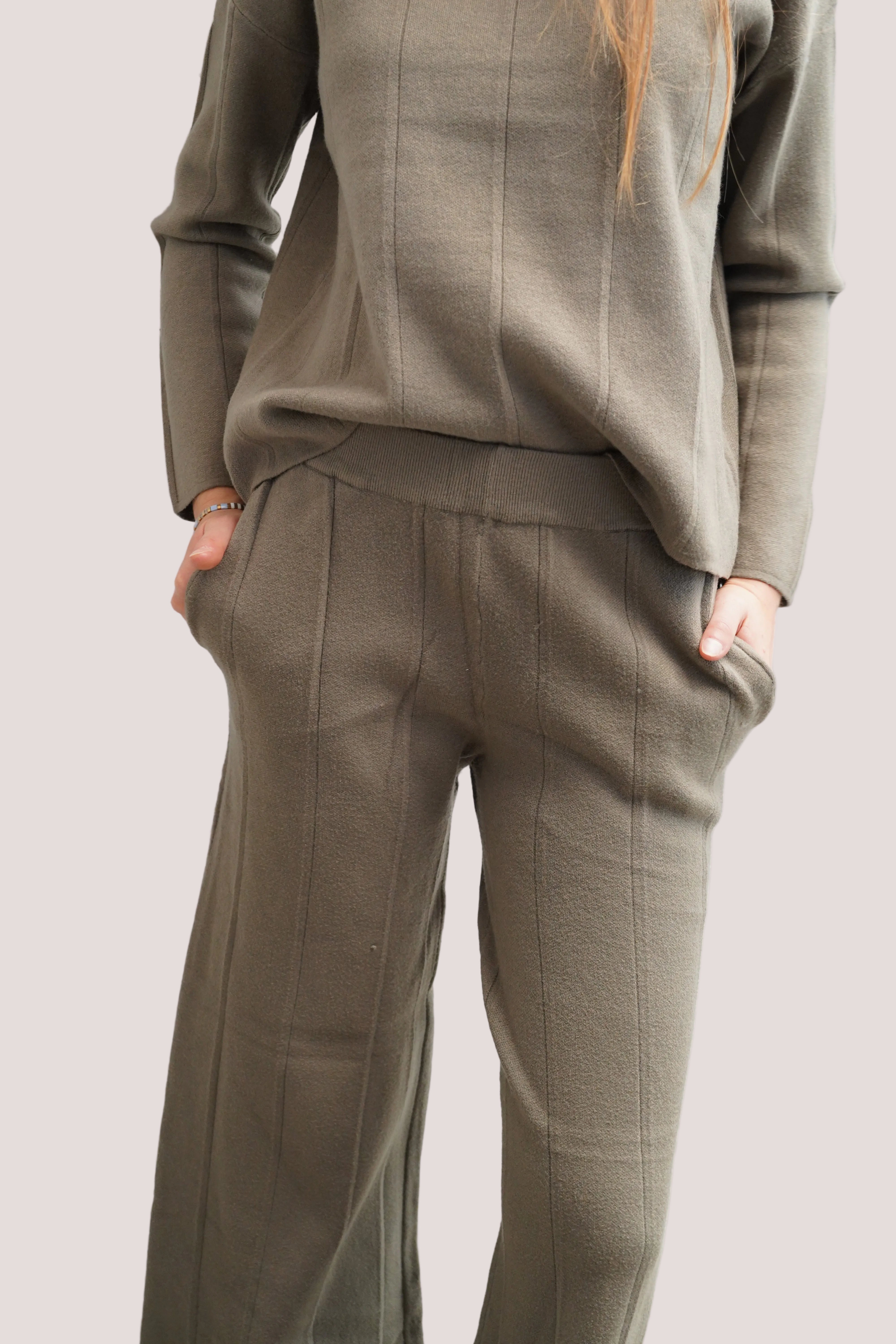 Conjunto chaleco cuello redondo pantalón cintura elasticada detalle canalé delgado verde olivo