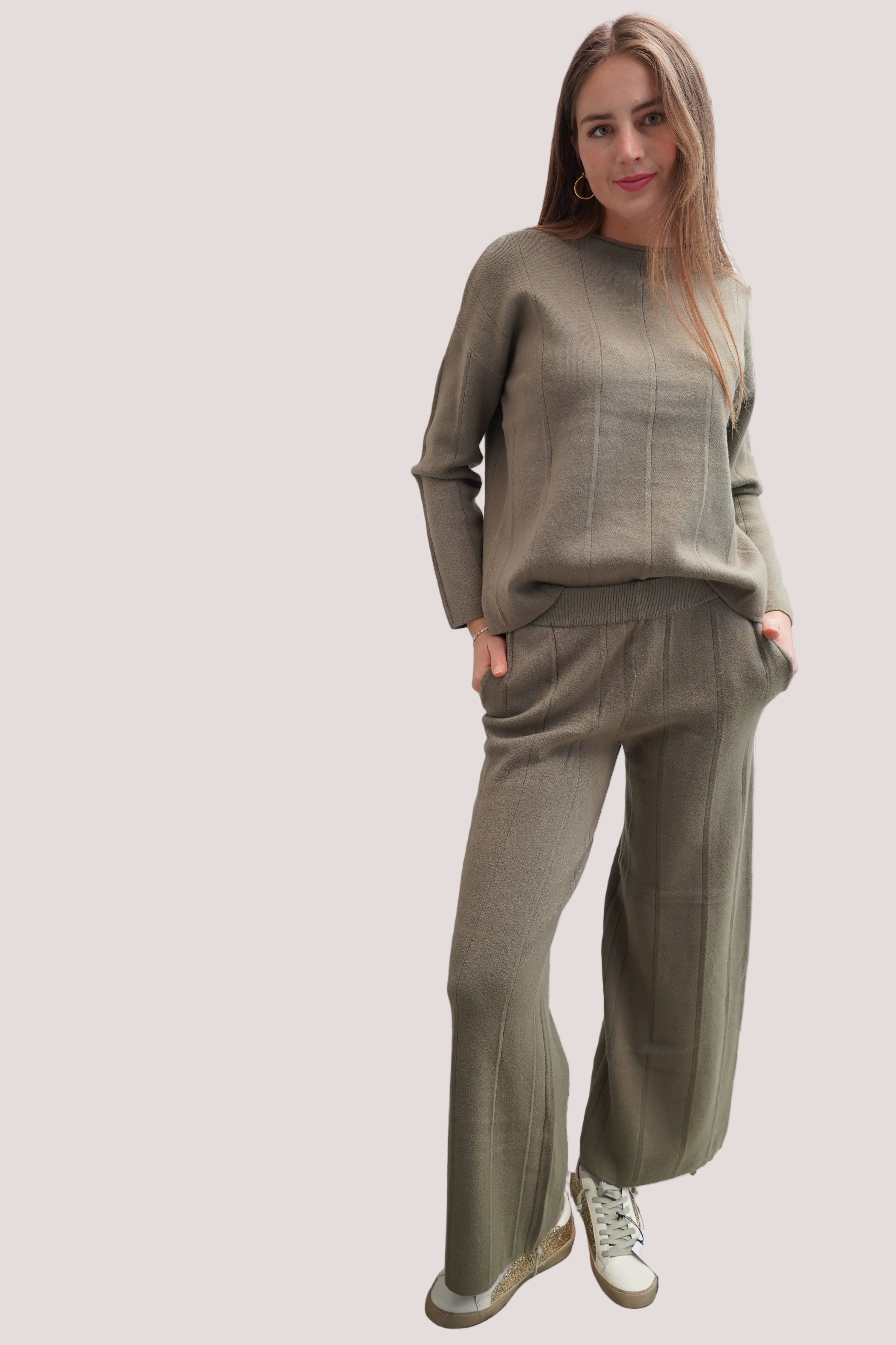 Conjunto chaleco cuello redondo pantalón cintura elasticada detalle canalé delgado verde olivo
