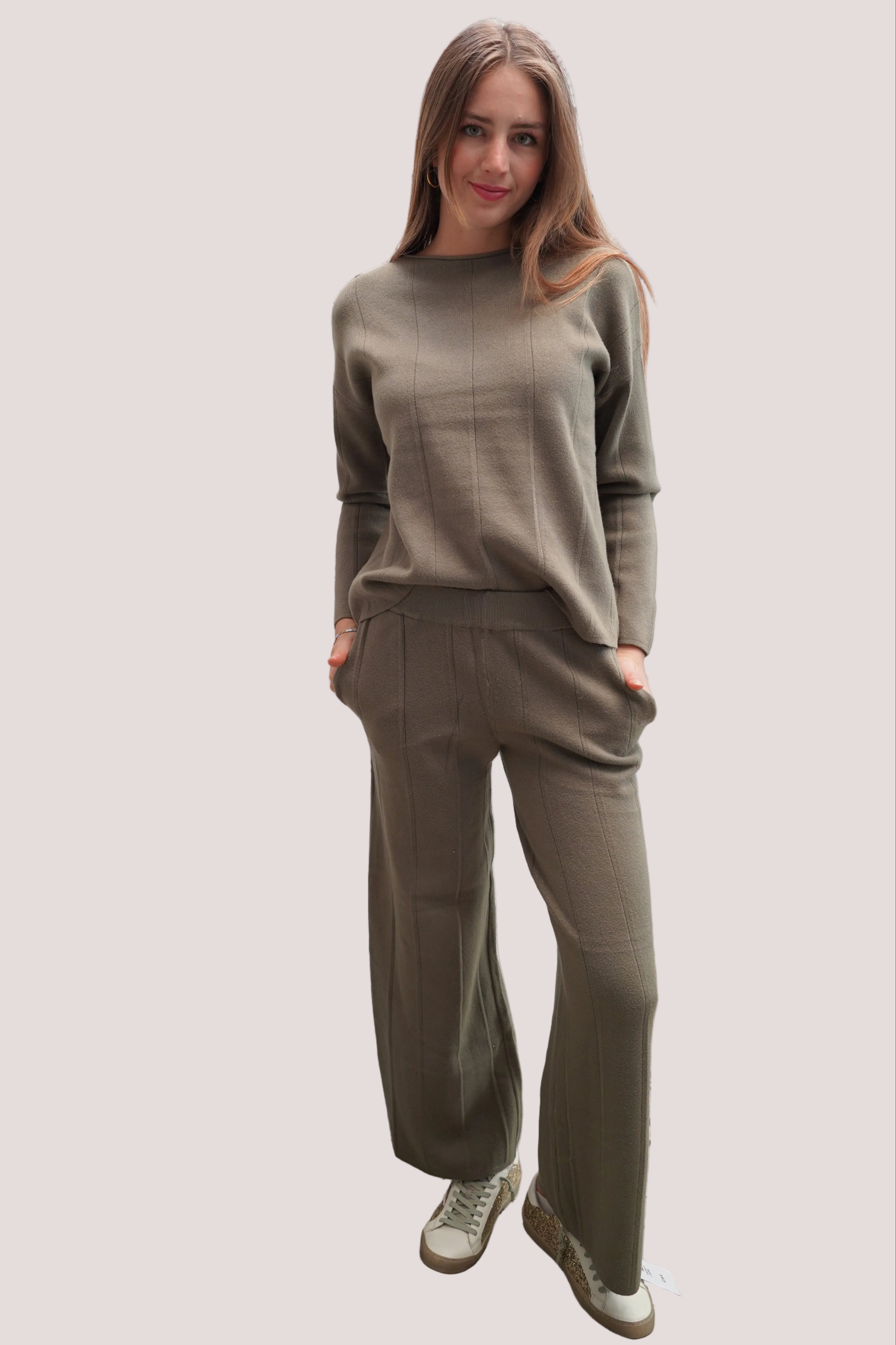 Conjunto chaleco cuello redondo pantalón cintura elasticada detalle canalé delgado verde olivo