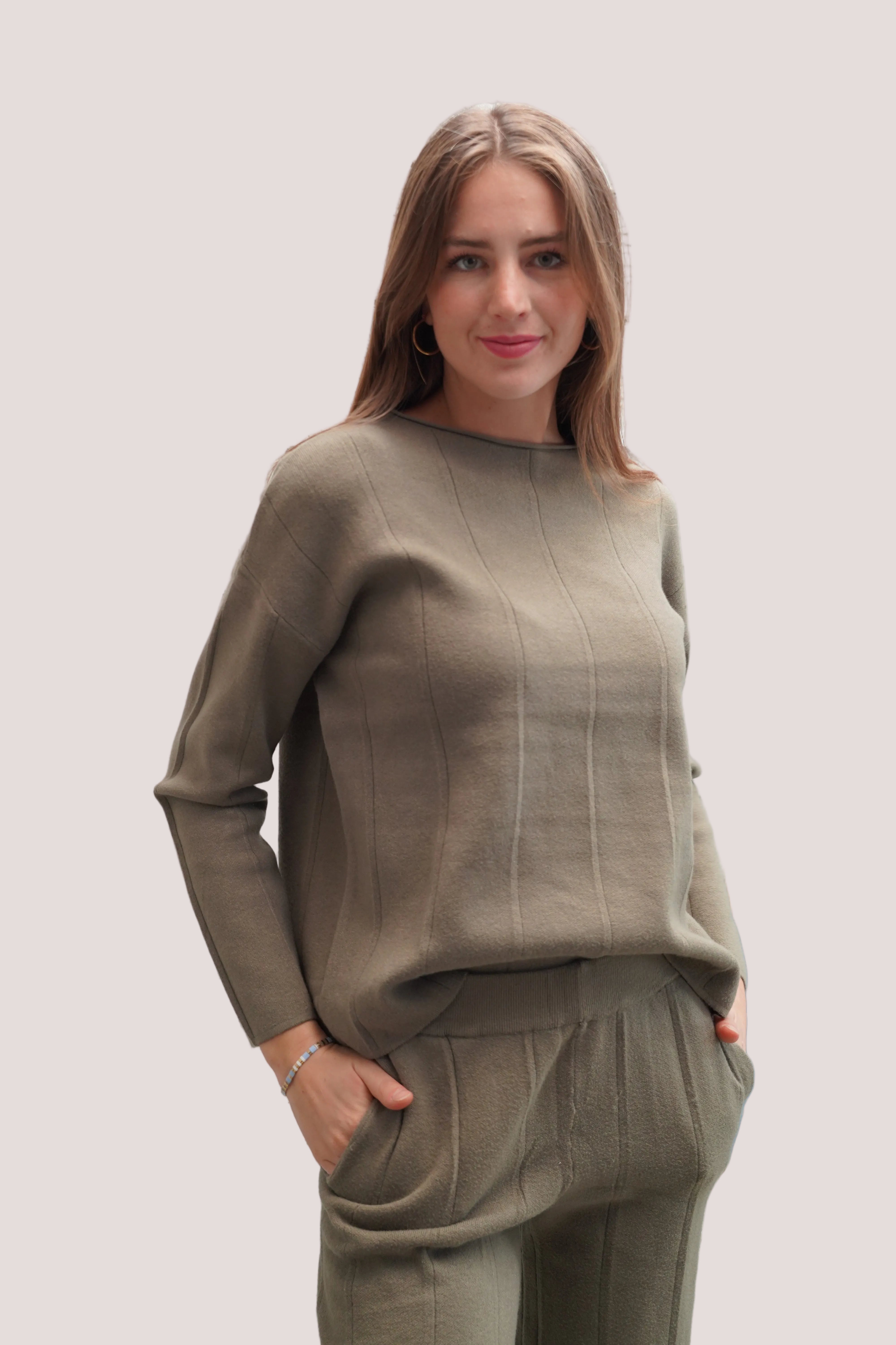 Conjunto chaleco cuello redondo pantalón cintura elasticada detalle canalé delgado verde olivo