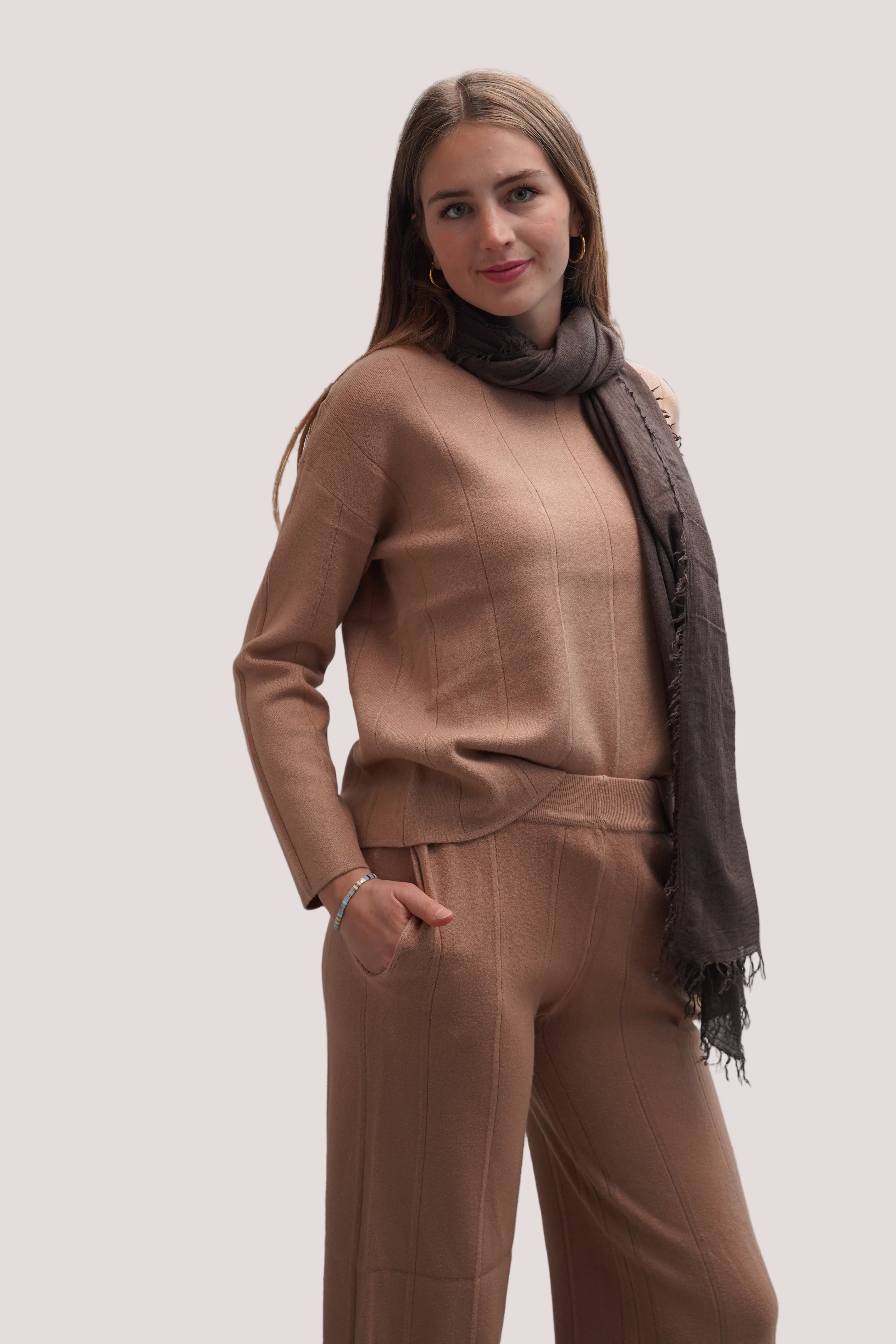 Conjunto chaleco cuello redondo pantalón cintura elasticada detalle canalé delgado barquillo