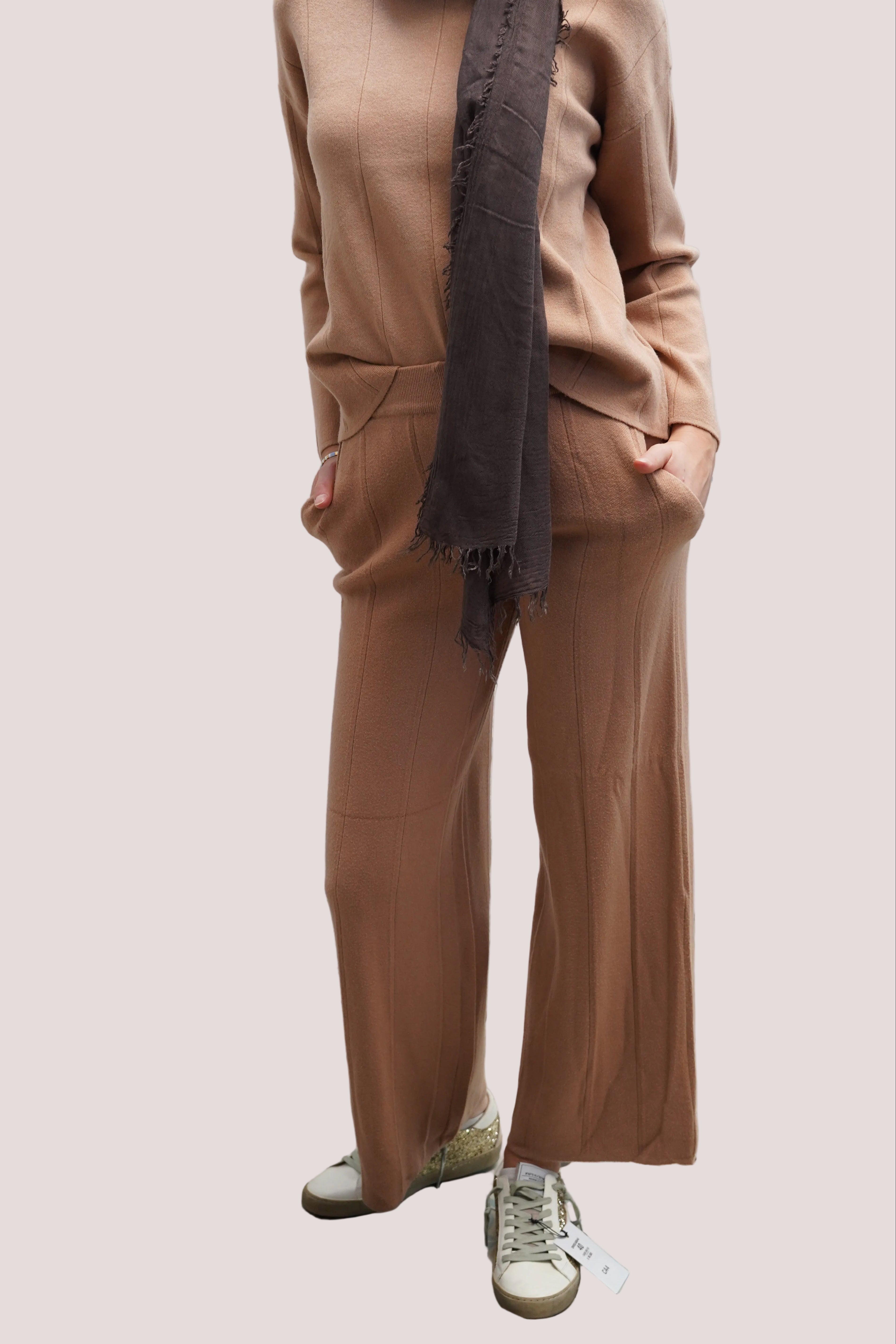 Conjunto chaleco cuello redondo pantalón cintura elasticada detalle canalé delgado barquillo