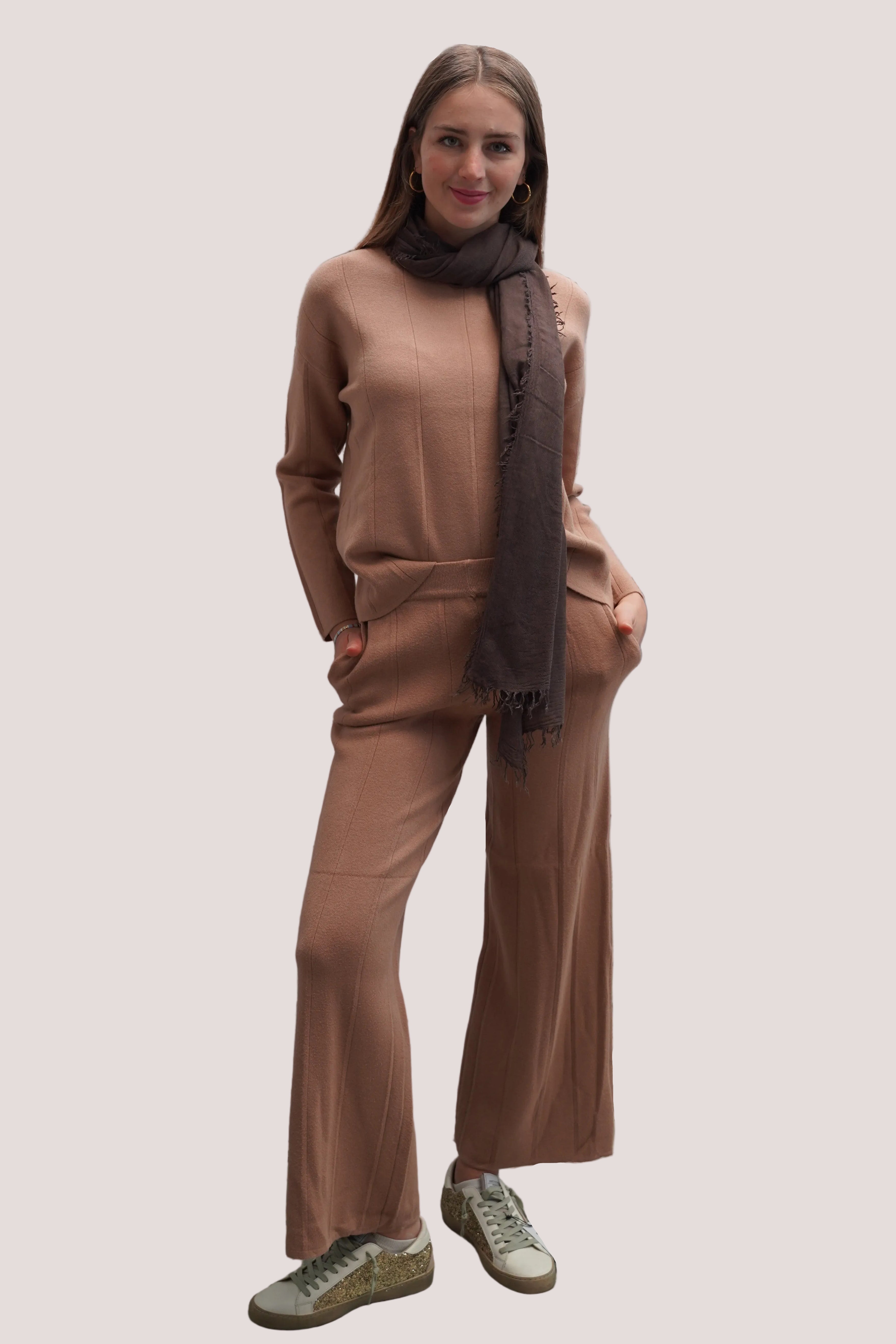 Conjunto chaleco cuello redondo pantalón cintura elasticada detalle canalé delgado barquillo