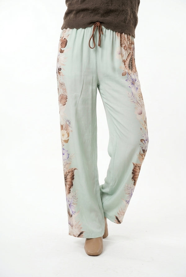 Pantalón cintura elasticada estampado flores lila chocolate fondo verde