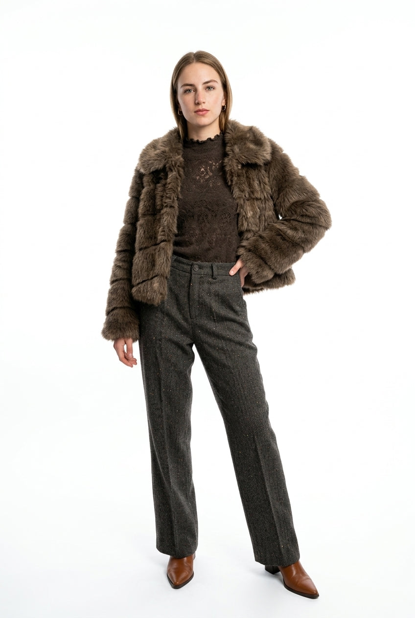 Pantalón taupé chocolate de lana detalles de lentejuelas doradas y líneas verticales negras
