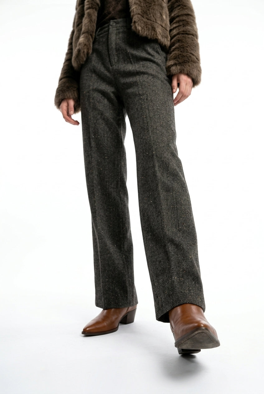 Pantalón taupé chocolate de lana detalles de lentejuelas doradas y líneas verticales negras