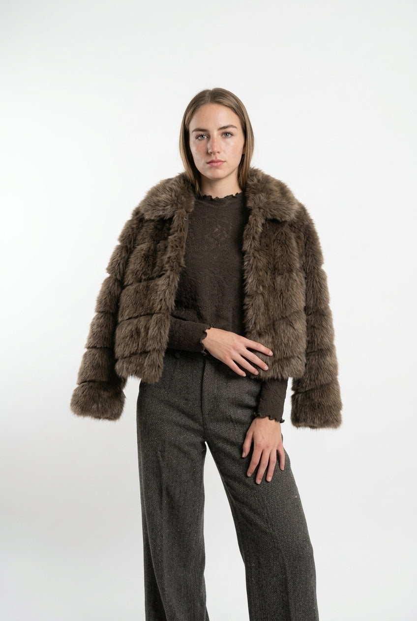 Pantalón taupé chocolate de lana detalles de lentejuelas doradas y líneas verticales negras