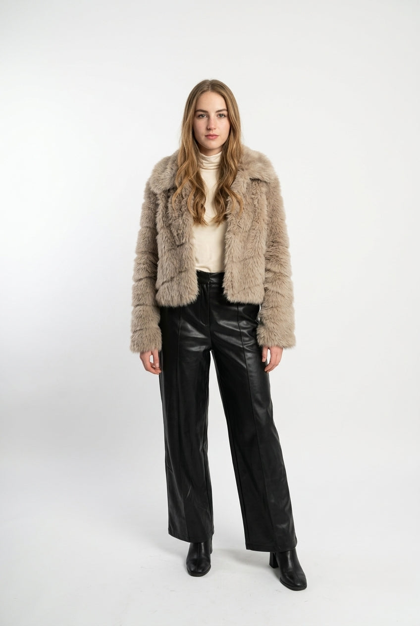 Pantalón recto de ecocuero negro cintura elasticada con amarrita