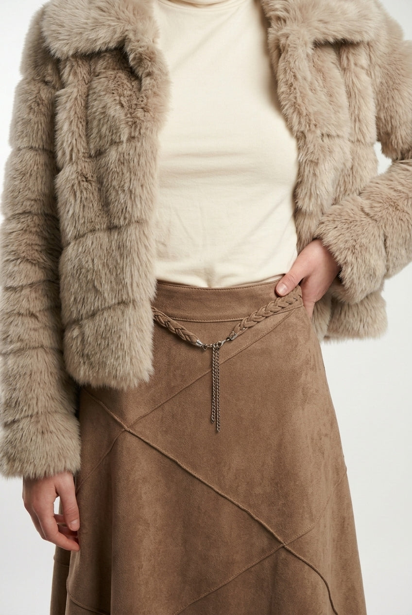 Falda larga de ecogamuza beige diseño costuras geométricas con cinturón trenzado