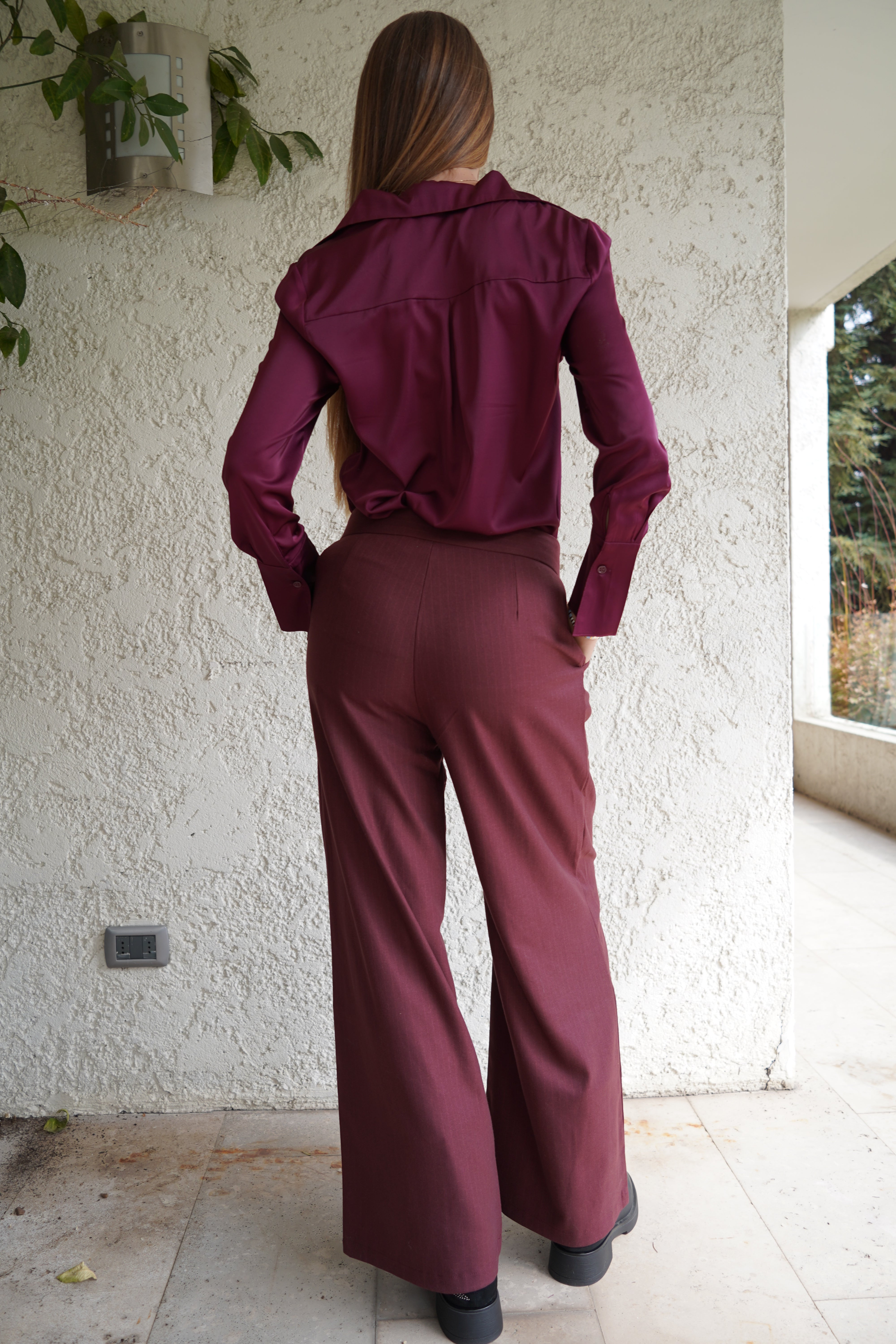 Pantalón burdeo sastre líneas verticales botón dorado 